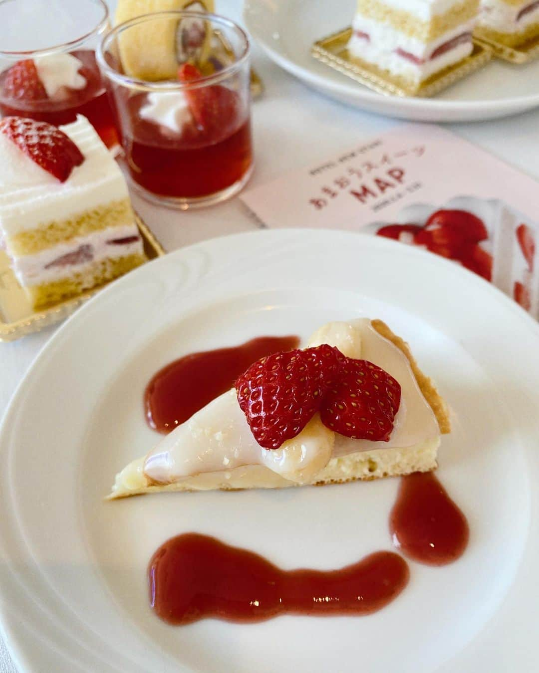 田中里奈さんのインスタグラム写真 - (田中里奈Instagram)「🍓いちごコラボなお話🍓﻿※最後にお茶会の話あり ホテルニューオータニで絶賛開催中のあまおうスイーツフェア、通称【#あまオータニ】で、食べあるキングのメンバーとして2つのメニューを監修させてもらってます💛﻿ ﻿ ✔︎飲むショートケーキ（あまおうの超贅沢ないちごミルクシェイク）﻿ ✔︎あまおうソースのマカダミアパンケーキ﻿ ﻿ 老舗ホテルの目玉イベント、いちごビュッフェに関われるなんてそれだけで幸せなのに、めちゃめちゃ美味しく作ってもらえたので、是非皆さんに食べてもらいたいです🍓﻿ パンケーキはタワービュッフェのビュッフェ内のメニューで、飲むショートケーキの方はガーデンラウンジにて、ビュッフェにプラスすることもできるし、これだけでもオーダーできます✌️﻿ ☞飲むショートケーキは東京だけでなく全国のニューオータニさんで展開しているので、お近くのニューオータニさんに是非❤️﻿ ﻿ ▶︎ちなみに有名なパティスリーSATSUKIのエクストラスーパーシリーズ（1ピース3000円の超高級ショートケーキ🍰✨）のお愉しみ券が当たる豪華キャンペーンもやってます！﻿ ❶@hotelnewotanitokyo のアカウントをフォローして﻿ ❷あまおうスイーツやドリンクを #あまオータニ で、ニューオータニ東京のアカウントをタグ付けして投稿する！﻿ …で投稿完了なので、是非投稿してみてください❤️﻿ ﻿ そして、イベントとかで直接会った子とかにちょこちょこ話してたんだけど、飲むショートケーキを一緒に飲むお茶会企画も絶賛計画中です🍓﻿ またそれは改めてお知らせするね〜💛﻿ ﻿ #食べあるキング #いちごビュッフェ #ホテルニューオータニ東京」2月7日 20時57分 - tanakaofficial