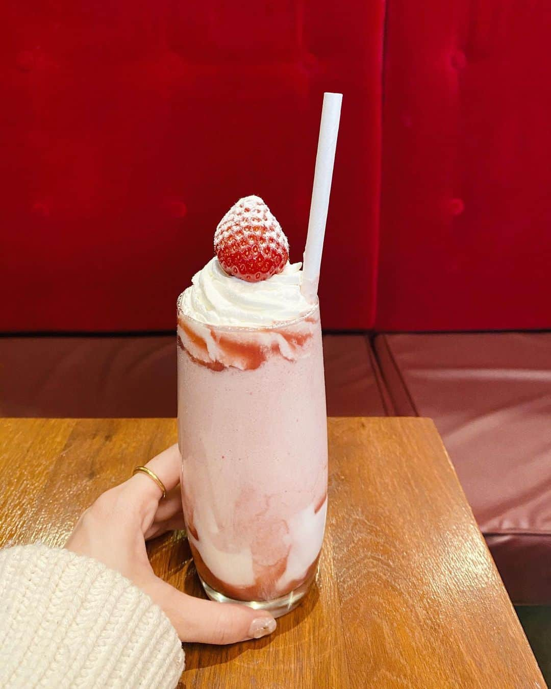 田中里奈さんのインスタグラム写真 - (田中里奈Instagram)「🍓いちごコラボなお話🍓﻿※最後にお茶会の話あり ホテルニューオータニで絶賛開催中のあまおうスイーツフェア、通称【#あまオータニ】で、食べあるキングのメンバーとして2つのメニューを監修させてもらってます💛﻿ ﻿ ✔︎飲むショートケーキ（あまおうの超贅沢ないちごミルクシェイク）﻿ ✔︎あまおうソースのマカダミアパンケーキ﻿ ﻿ 老舗ホテルの目玉イベント、いちごビュッフェに関われるなんてそれだけで幸せなのに、めちゃめちゃ美味しく作ってもらえたので、是非皆さんに食べてもらいたいです🍓﻿ パンケーキはタワービュッフェのビュッフェ内のメニューで、飲むショートケーキの方はガーデンラウンジにて、ビュッフェにプラスすることもできるし、これだけでもオーダーできます✌️﻿ ☞飲むショートケーキは東京だけでなく全国のニューオータニさんで展開しているので、お近くのニューオータニさんに是非❤️﻿ ﻿ ▶︎ちなみに有名なパティスリーSATSUKIのエクストラスーパーシリーズ（1ピース3000円の超高級ショートケーキ🍰✨）のお愉しみ券が当たる豪華キャンペーンもやってます！﻿ ❶@hotelnewotanitokyo のアカウントをフォローして﻿ ❷あまおうスイーツやドリンクを #あまオータニ で、ニューオータニ東京のアカウントをタグ付けして投稿する！﻿ …で投稿完了なので、是非投稿してみてください❤️﻿ ﻿ そして、イベントとかで直接会った子とかにちょこちょこ話してたんだけど、飲むショートケーキを一緒に飲むお茶会企画も絶賛計画中です🍓﻿ またそれは改めてお知らせするね〜💛﻿ ﻿ #食べあるキング #いちごビュッフェ #ホテルニューオータニ東京」2月7日 20時57分 - tanakaofficial