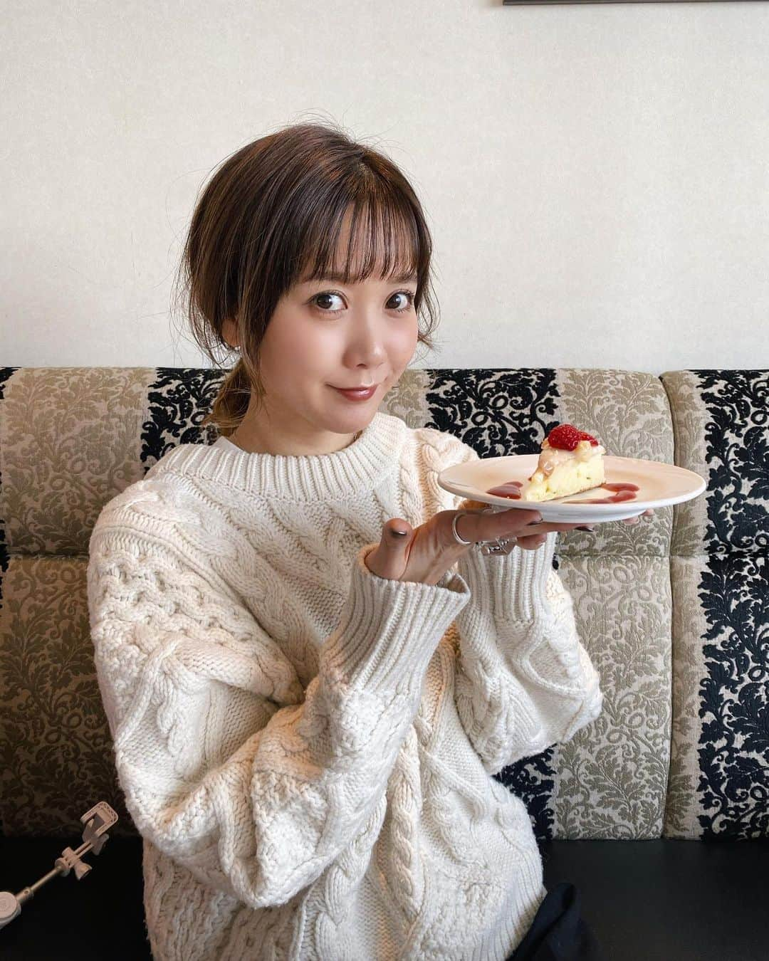 田中里奈さんのインスタグラム写真 - (田中里奈Instagram)「🍓いちごコラボなお話🍓﻿※最後にお茶会の話あり ホテルニューオータニで絶賛開催中のあまおうスイーツフェア、通称【#あまオータニ】で、食べあるキングのメンバーとして2つのメニューを監修させてもらってます💛﻿ ﻿ ✔︎飲むショートケーキ（あまおうの超贅沢ないちごミルクシェイク）﻿ ✔︎あまおうソースのマカダミアパンケーキ﻿ ﻿ 老舗ホテルの目玉イベント、いちごビュッフェに関われるなんてそれだけで幸せなのに、めちゃめちゃ美味しく作ってもらえたので、是非皆さんに食べてもらいたいです🍓﻿ パンケーキはタワービュッフェのビュッフェ内のメニューで、飲むショートケーキの方はガーデンラウンジにて、ビュッフェにプラスすることもできるし、これだけでもオーダーできます✌️﻿ ☞飲むショートケーキは東京だけでなく全国のニューオータニさんで展開しているので、お近くのニューオータニさんに是非❤️﻿ ﻿ ▶︎ちなみに有名なパティスリーSATSUKIのエクストラスーパーシリーズ（1ピース3000円の超高級ショートケーキ🍰✨）のお愉しみ券が当たる豪華キャンペーンもやってます！﻿ ❶@hotelnewotanitokyo のアカウントをフォローして﻿ ❷あまおうスイーツやドリンクを #あまオータニ で、ニューオータニ東京のアカウントをタグ付けして投稿する！﻿ …で投稿完了なので、是非投稿してみてください❤️﻿ ﻿ そして、イベントとかで直接会った子とかにちょこちょこ話してたんだけど、飲むショートケーキを一緒に飲むお茶会企画も絶賛計画中です🍓﻿ またそれは改めてお知らせするね〜💛﻿ ﻿ #食べあるキング #いちごビュッフェ #ホテルニューオータニ東京」2月7日 20時57分 - tanakaofficial