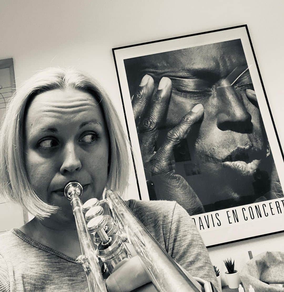 ティーネ・ティング・ヘルセットのインスタグラム：「Me and Miles! I’m pretty sure he liked the Tomasi concerto too - such beautiful jazzy elements 🎺😇 #tomasitrumpetconcerto」