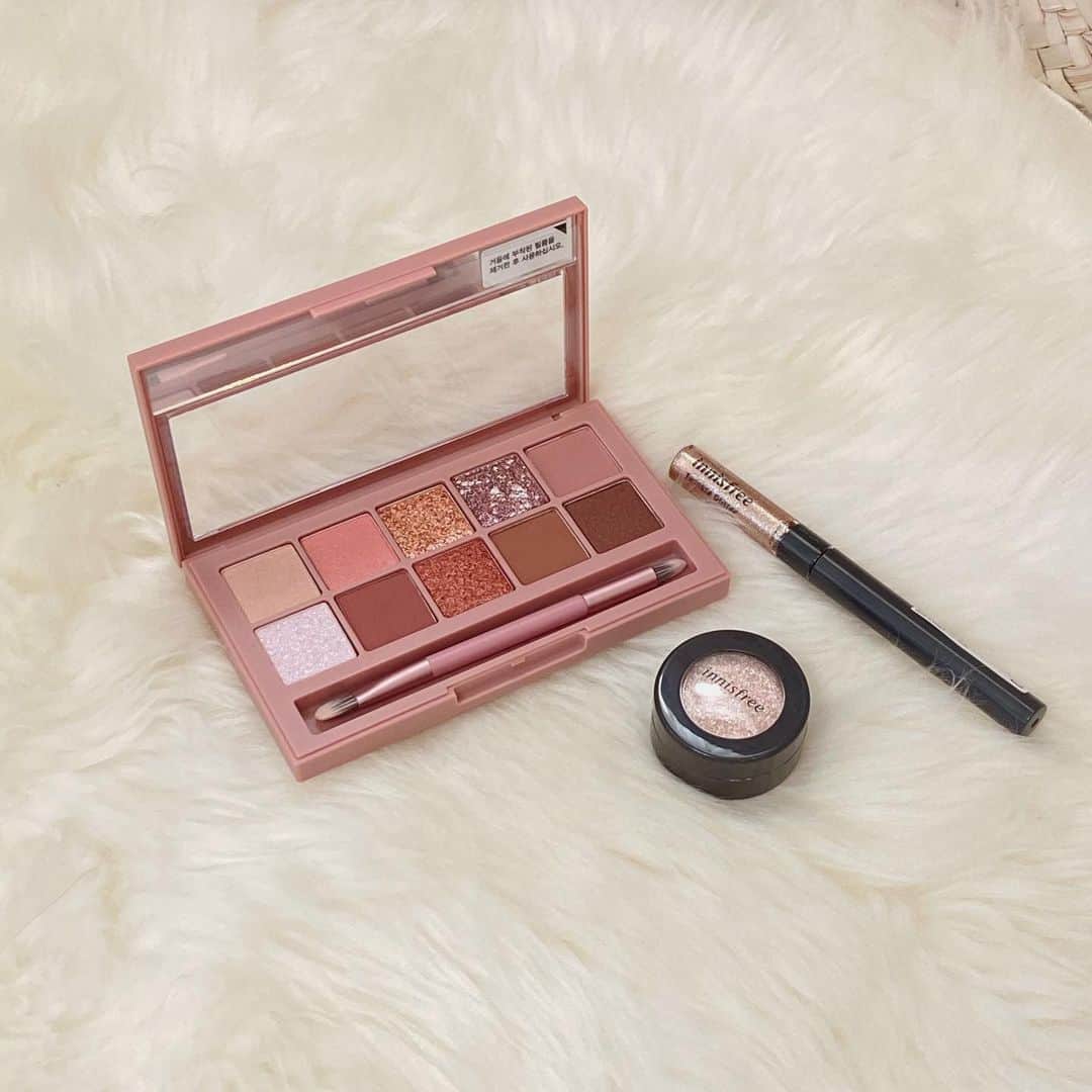 目見田早弥子のインスタグラム：「| ꙳ 新しく買った韓国コスメ⚐ ⠀ @clio_official : PRO EYE PALETTE 05番 @innisfreejapan : トゥインクルバーム　１番 @innisfreejapan : トゥインクルグリッター ２番 ⠀ CLIOのパレットは色でずっと迷ってたけど ５番にしてみました、可愛くて満足🍒 イニスフリーのキラキラは丸い方はアイホールに、 細長いやつは涙袋に少しつけると可愛いです◯ スライド２枚目が この３つを使ってメイクしてみた写真です🥚」