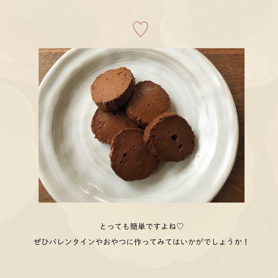 LIMIA（リミア）さんのインスタグラム写真 - (LIMIA（リミア）Instagram)「. 材料２つだけなのに、濃厚チョコクッキーが作れちゃう！💛 バレンタインにもおやつにもおすすめのレシピです🍫✨ . photo by 河野真希（暮らしスタイリスト・料理家）さん https://limia.jp/idea/290364/ 記事の詳細はプロフィールリンクから飛べます✨ ▶@limiajp . #暮らし #暮らしのアイデア #生活の知恵 #limia #リミア_グルメ #バレンタイン #チョコクッキー #洋菓子レシピ #おうちカフェ #お菓子作り #手作りスイーツ #もぐもぐタイム #クッキー作り#簡単クッキー #手作りバレンタイン#友チョコ #手作りレシピ #手作りチョコレート #簡単レシピ #うちカフェ #簡単おやつ #簡単おかし し #手作りクッキー #おやつ作り #おやつの時間 #バレンタインレシピ #おやつレシピ #バレンタイン2020 #バレンタインクッキー #簡単お菓子」2月7日 21時03分 - limiajp
