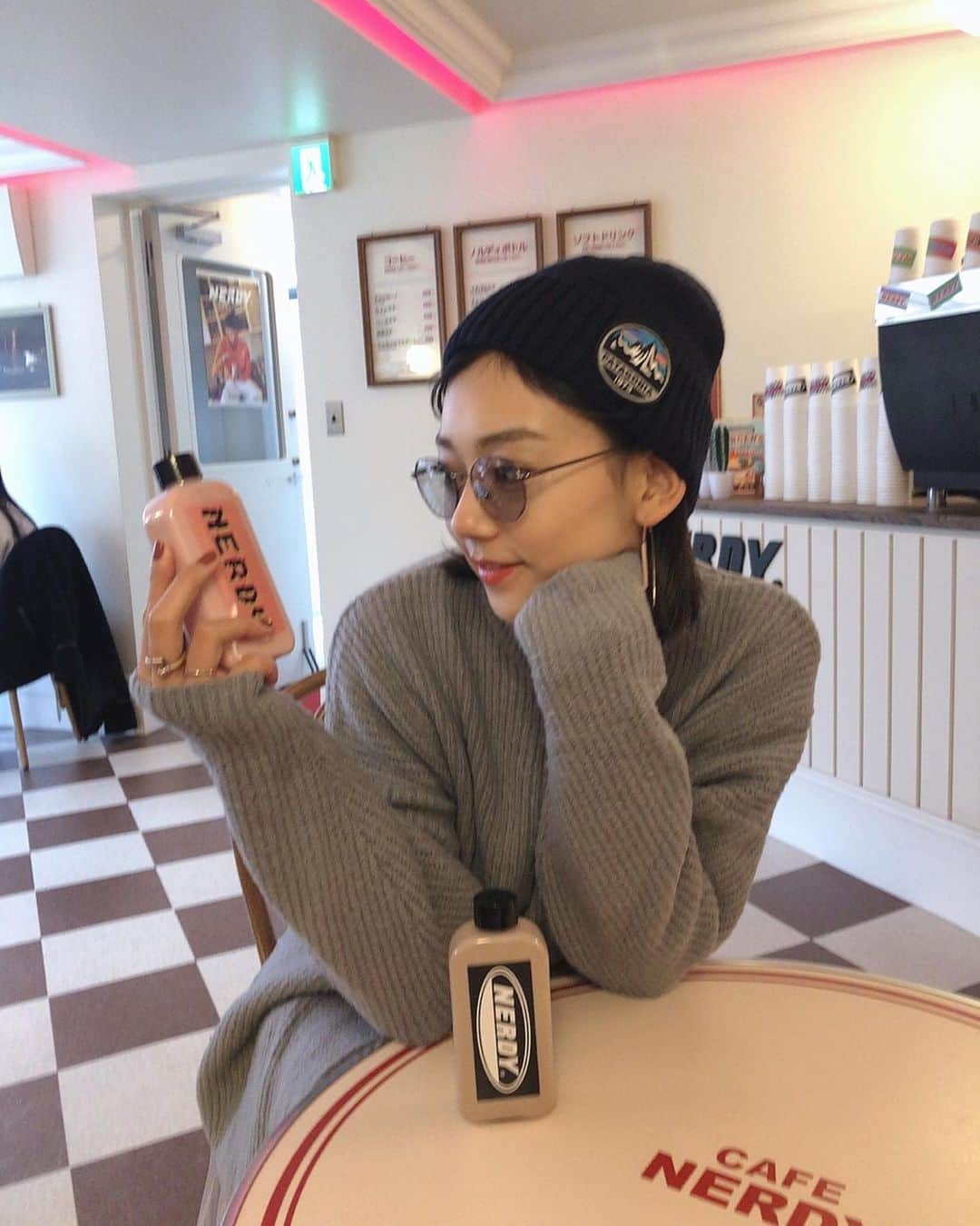 のインスタグラム：「#NERDY #nerdycafe 🍫🍓🥤 たまには甘いもの飲んでみた✌🏻 髪の毛もメイクもめんどっちー時は このスタイル。笑笑 洋服いつもどうしてる？的なDMよく頂くのですが とてもめんどくさがり人間なので、 いつも洋服も髪もメイクもぜーんぶ 朝の気分で決めます💗😈にや この日はニットワンピ👗😎 最近本当に寒くて体調が…🥶🥶 皆様も気をつけてください！」