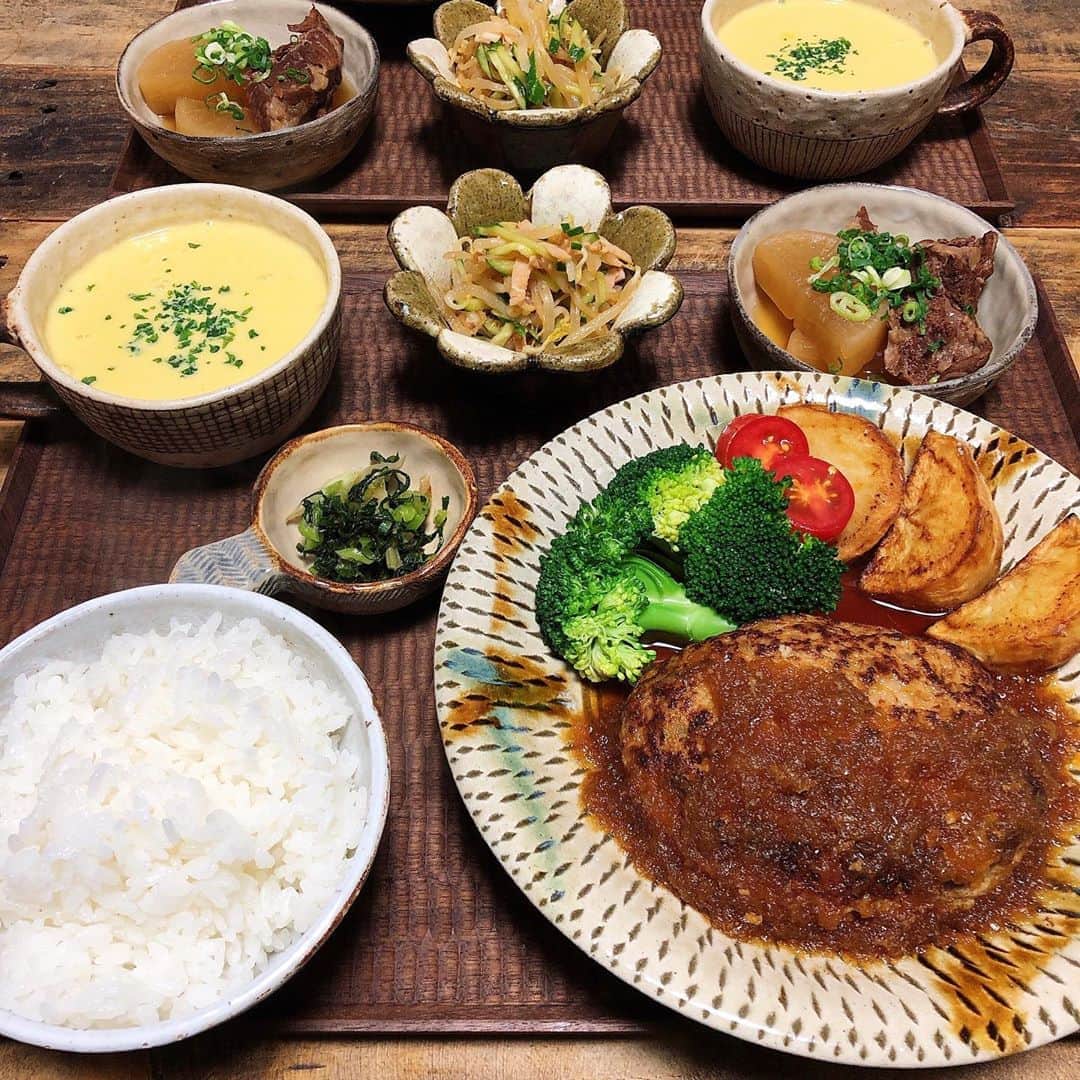 chaako ちゃあこのインスタグラム：「2020.2.7 * * これは去年の11月13日のごはん。 旦那の誕生日にリクエストのジャポネソースのハンバーグを作りました(๑′ᴗ‵๑) * 一応、写真は撮っておいたものの… 載せる気持ちではなかったので… 今日は旦那が飲み会でいなくて暇なので(笑)、このタイミングで載せとこうかと(￣m￣*) * 記録としてね乁( ˙ω˙ 乁) * * あとは今週、福岡に帰ってたので、その時に外食したものを… * 博多駅とか天神とか行きたい所はいっぱいあったけど、コロナウイルスが怖くて、あまり出かけませんでした(ﾉДT)ｱｩｩ * 感染したらと思うと… どの人が感染してるかわからないし… * 早く終息してほしいですね… * * *」