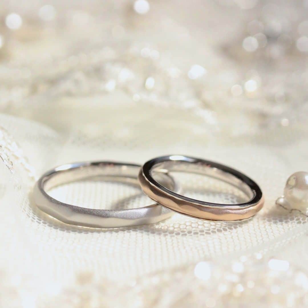 ith / イズ オーダメイド結婚指輪さんのインスタグラム写真 - (ith / イズ オーダメイド結婚指輪Instagram)「“かたちで個性で表現したい” お揃い感も大事にした結婚指輪のデザイン。 . 男性はシンプルにプラチナ1色で。 女性は優しいお色味のピンクゴールドと 男性と同じプラチナの2色仕立てで。 . お互いの個性を色味で表しつつ、 表面の質感や凹凸を揃えて ペア感たっぷりに仕上げました。 . . ▽ 指輪について 結婚指輪(男性)：デザート Pt900：131,000円〜 . 結婚指輪(女性)：マルテロ K18PG/Pt900：167,000円〜 . 公式ハッシュタグ🤳✨ #イズマリッジ . . #結婚指輪 #婚約指輪 #プロポーズ  #マリッジリング #エンゲージリング  #指輪 #ダイヤモンド #ブライダルリング #婚約 #プレ花嫁 #ペアリング #指輪選び  #ウェディングドレス #ナチュラルウェディング  #指輪探し #結婚指輪探し #ゴールドリング  #オーダーメイドリング #結婚指輪オーダー #オーダーメイド #花嫁 #2020春婚 #2020夏婚 #2020秋婚 #お揃い感 #コンビカラー」2月7日 12時10分 - ith_marriage