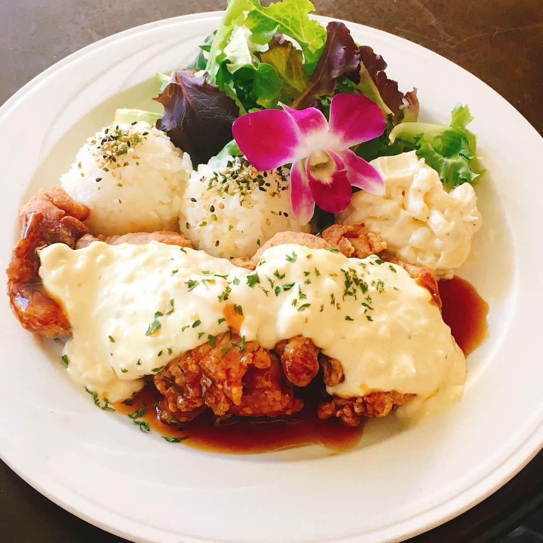 alohatable_waikikiのインスタグラム：「Daily Lunch Plate #mochikochicken  明日の日替りは#モチコチキン  タルタルを使ったチキン南蛮スタイル  #dailylunch #lunchplate #hawaiianfood #hawaiifoodie #waikikilunch #ハワイアンフード #ワイキキランチ #プレートランチ」