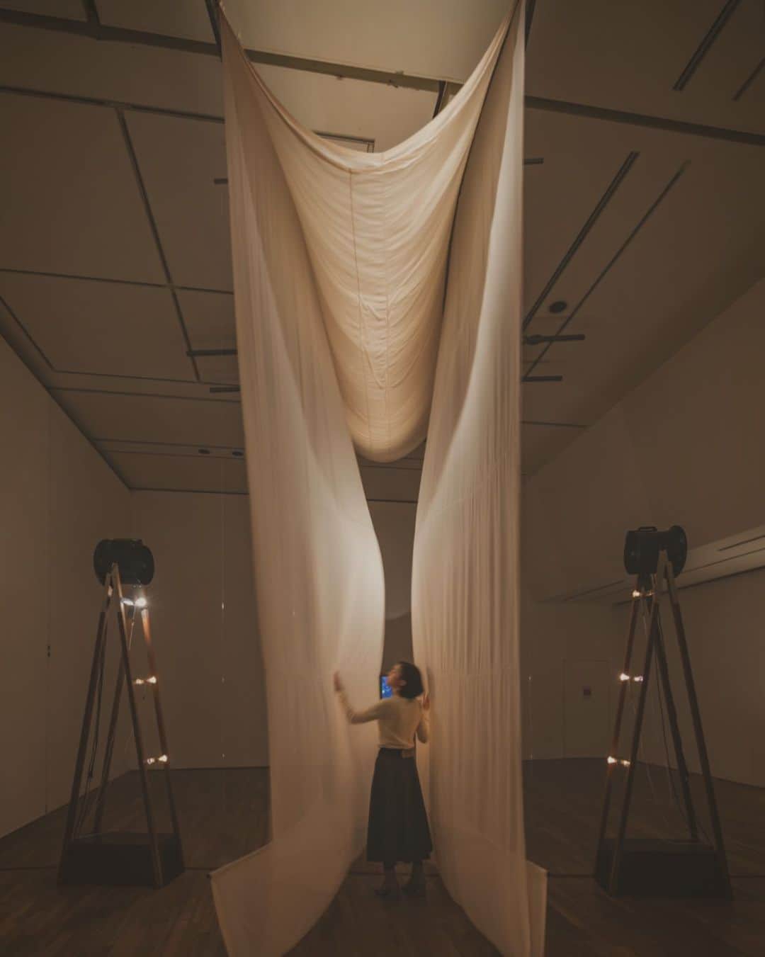 小池花瑠奈のインスタグラム：「🌫🌫💡🌫🌫 #installation #art #modernart  #現代美術」