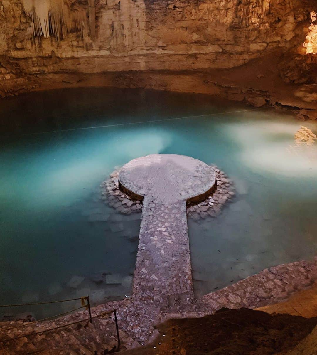 関根理紗さんのインスタグラム写真 - (関根理紗Instagram)「Cenote Suytum 今まで旅した中でも神秘的な場所はあったけど、異色の雰囲気を放つセノーテスイトゥン。  誰が何のためにここにこんなものを作ったんだろう？ すごく歴史が知りたくなった。  まだ世界にこんな神秘的な、場所があるのかな、みてみたいなって地球にゾクゾクする。  楽器の音色もいいよね。  #cenotesuytun #cancun  #mexico #死ぬまでに一度は行ってみたい場所　#とりちゃん　#地球にゾクゾク　#マヤ文明　#神隠し　#retouch」2月7日 12時22分 - sekine.risa