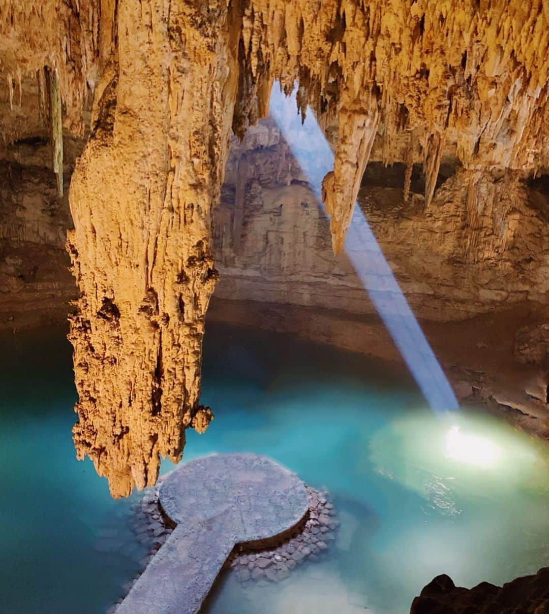 関根理紗さんのインスタグラム写真 - (関根理紗Instagram)「Cenote Suytum 今まで旅した中でも神秘的な場所はあったけど、異色の雰囲気を放つセノーテスイトゥン。  誰が何のためにここにこんなものを作ったんだろう？ すごく歴史が知りたくなった。  まだ世界にこんな神秘的な、場所があるのかな、みてみたいなって地球にゾクゾクする。  楽器の音色もいいよね。  #cenotesuytun #cancun  #mexico #死ぬまでに一度は行ってみたい場所　#とりちゃん　#地球にゾクゾク　#マヤ文明　#神隠し　#retouch」2月7日 12時22分 - sekine.risa