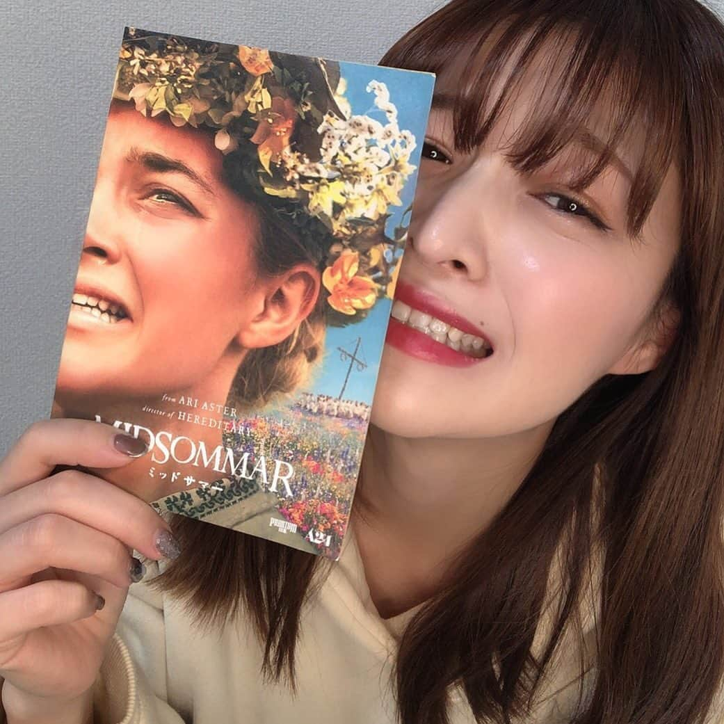 森田紗英さんのインスタグラム写真 - (森田紗英Instagram)「_ 昨日は「ミッドサマー」の 試写会に行ってきました🎬 皆さんより一足お先に！ 見させていただきましたよ！ _ もうなんて言ったらいいのかな... 狂気な映画でした笑 美しくもあり、楽しくもあり、 悲しくもあり、気持ち悪くもあり、 怖くもあり.... 盛り沢山な映画です！ _ 今回ミッドサマーを見て思ったのは 集団心理の恐ろしさ。 過去に「ミスト」という映画を見た時も 思ったけれど、 集団心理がはたらくと正常な判断が できなくなってしまう..... きっと、私もあの環境にいたら 正常な判断ができなくなるだろうな... 最初は この人たち頭おかしい！！！！ ってなるんだろうけれど、 周りの人達が 当たり前にこれが普通だよ？ みたいな平気な顔してたら 私の不信感も知らぬ間に消えて 溶け込んでるんだろうなぁ... 自分が精神的に弱ってる時なら尚更。 _ そんな美しく、楽しく、気持ち悪く、悲しく、 そして怖い映画、 ミッドサマーは今月21日(金)からです！ ぜひ見てみてください🎬 _ _ _ #ミッドサマー #映画 #美しい #悲しい #怖い #気持ち悪い #感情が忙しい #movie #영화  #ぜひ見てみてね #狂気 #集団心理 #祝祭」2月7日 12時27分 - moricoff