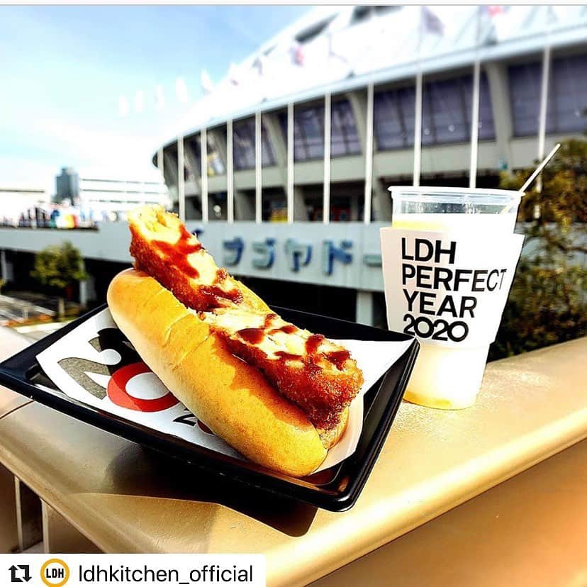 居酒屋えぐざいるPARKさんのインスタグラム写真 - (居酒屋えぐざいるPARKInstagram)「@ldhkitchen_official . 『出張居酒屋えぐざいる 2020 in AICHI🐓』開催中⭐️⭐️ . 6年に一度の祭典『LDH PERFECT YEAR 2020』SEASON１-🔥IGNITION🔥- . 「EXILE PERFECT LIVE 2001▶2020」、そして「LDH PERFECT YEAR 2020 SPECIAL SHOWCASE RYUJI IMAICHI / HIROOMI TOSAKA」愛知公演にて、出張居酒屋えぐざいるとして、FOODコーナー・OKASHIコーナー・ENNICHIコーナーが開催中✨✨ . . 【FOODメニュー】 ☆FOOD 《EXILE》えぐドッグ 900円 《RYUJI / OMI》RYUJI ＆ OMI THE STICK 800円 《THE RAMPAGE》THE RAMPAGEのガッツリ！スパイシージャンバラヤ 900円 ☆DRINK 《EXILE》えぐピス 700円 《RYUJI / OMI》SPECIAL JEWEL COKE 700円 《E-girls》シュワッ！っとすっぱE-juice 700円 ★えぐパン 200円 ※えぐパン購入時、＋500円でくじを引いて豪華景品が当たるかも・・！？ . 【OKASHIメニュー】 ★IGNITIONトートセット 2500円 ・選べるメンバーセット(SET限定缶バッジ、SET限定アクリルバッジ) ★IGNITION 楽しんで来ました★(地域限定) 1500円 ★EXILE タブレット(全50種) 1000円 ★RYUJI / OMI タブレット(全20種) 1000円 ★出張居酒屋えぐざいるWATER 200円 ★出張居酒屋えぐざいるWATER 700円 ～IGNITIONネックストラップ付～(全51種) (EXILE、RYUJI / OMI、THE RAMPAGE、E-girls、BALLISTIK BOYZ) . 【ENNICHIコーナー】 ★えぐスター ★えぐハンマー ★出張居酒屋えぐざいるボール . 【営業日時】 2/7(金)　【EXILE PERFECT LIVE 2001▶2020】 FOODコーナー・OKASHIコーナー・ENNICHIコーナー 販売時間：12：00～19：00(終演後1時間程度) . 2/8(土)　【LDH PERFECT YEAR 2020 SPECIAL SHOWCASE RYUJI IMAICHI / HIROOMI TOSAKA】 FOODコーナー・OKASHIコーナー・ENNICHIコーナー 販売時間：10：00～17：00(終演後1時間程度) . 2/9(日)　【LDH PERFECT YEAR 2020 SPECIAL SHOWCASE RYUJI IMAICHI / HIROOMI TOSAKA】 FOODコーナー・OKASHIコーナー・ENNICHIコーナー 販売時間：10：00～17：00(終演後1時間程度) . 2/10(月)　【EXILE PERFECT LIVE 2001▶2020】 FOODコーナー・OKASHIコーナー・ENNICHIコーナー 販売時間：12：00～19：00(終演後1時間程度) . 2/11(火)　【EXILE PERFECT LIVE 2001▶2020】 FOODコーナー・OKASHIコーナー・ENNICHIコーナー 販売時間：11：00～17：00(終演後1時間程度) . 【場所】 愛知 ナゴヤドーム 場外特設ブース . 【 注意事項 】 ●商品には数に限りがございますので、無くなる場合がございます。 ●食品は、手洗いを充分にしてからお早めにお召し上がり下さい。 ●荒天等の場合、営業を中断、中止する場合がございます。 ●営業時間は、混雑状況や天候等により、予告無く変更する場合がございます。 ●基本、屋外となりますので、防寒対策をし、体調管理にはくれぐれもお気をつけいただき、お越し下さいませ。 . ※上記の注意事項、予めご了承ください。 . . #LDH #PERFECTYEAR  #IGNITION #EXILE #RYUJIIMAICHI #HIROOMITOSAKA #EXILETRIBE #出張居酒屋えぐざいる #LDHkitchen #愛知 #AICHI #ナゴヤドーム #えぐドッグ #えぐピス」2月7日 12時29分 - izakaya_exile