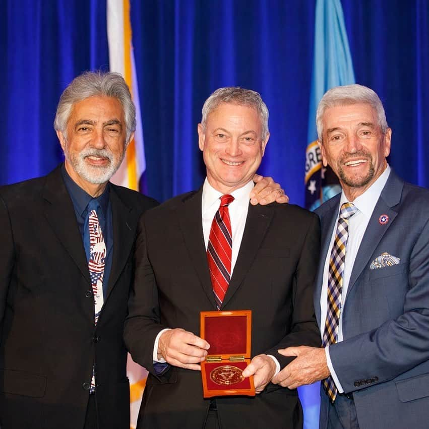 ジョー・マンテーニャさんのインスタグラム写真 - (ジョー・マンテーニャInstagram)「Honored to present the Patriots Award to my pal @garysiniseofficial last night. #medalofhonorsociety」2月7日 12時40分 - joemantegna