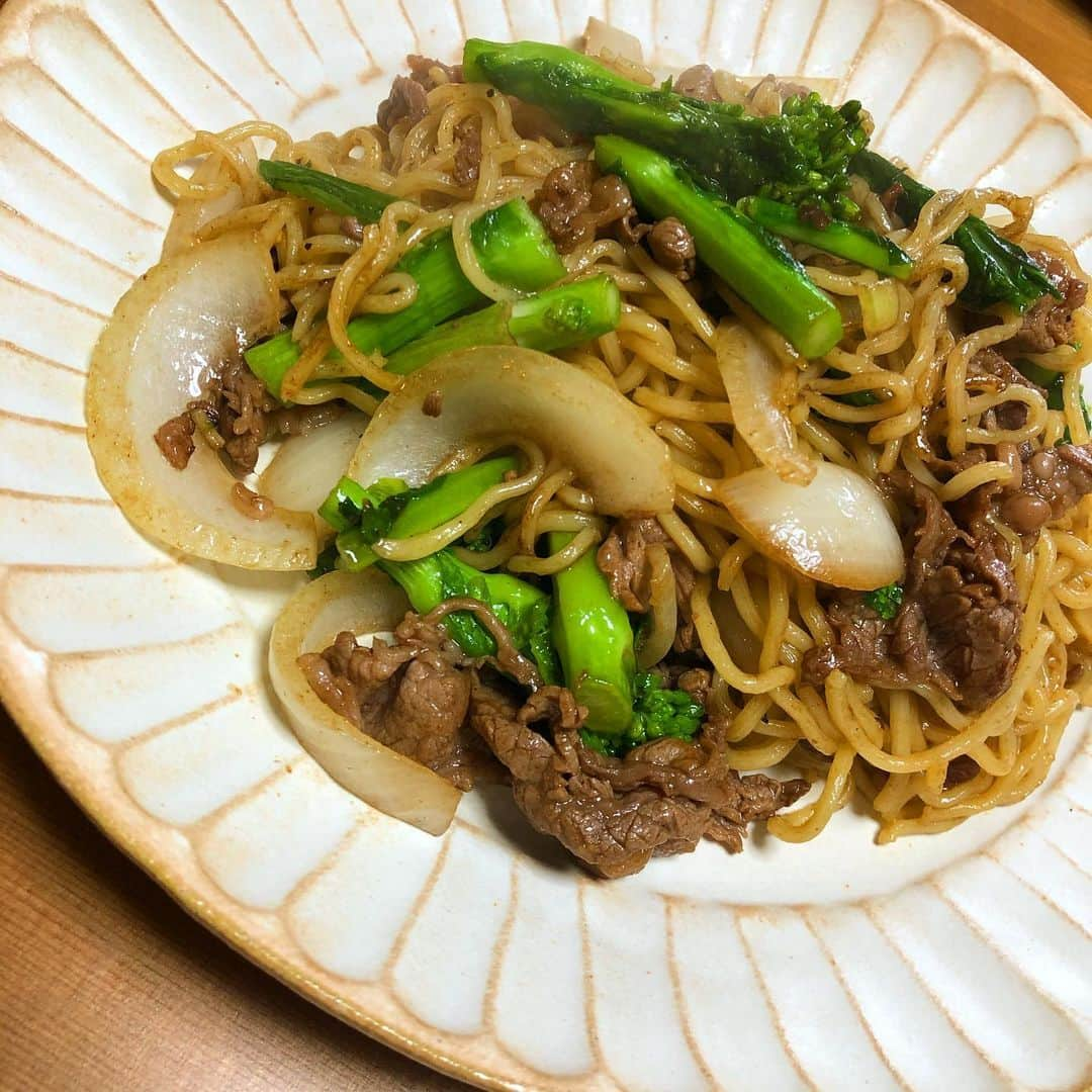 ちゃんまいさんのインスタグラム写真 - (ちゃんまいInstagram)「・ ・ 超適当に作った焼きそば、それなりに美味しい☺️ ・ ちゃんまいが適当に切った菜の花 ちゃんまいが適当に切った玉ねぎ ちゃんまいが解凍したお肉 それらをちゃんまいが適当に炒め 適当に味付けした焼きそば ・ #ベッドイン #japanese #sexy #idol #ちゃんまいめし #胃袋と玉袋をつかむ #垢抜けない #ちゃんまいめし #こだわりなし #普通ご飯 #ふつう #notフォトジェニック #料理JAWSは床JAWS」2月7日 12時45分 - dakko_shite_cho3