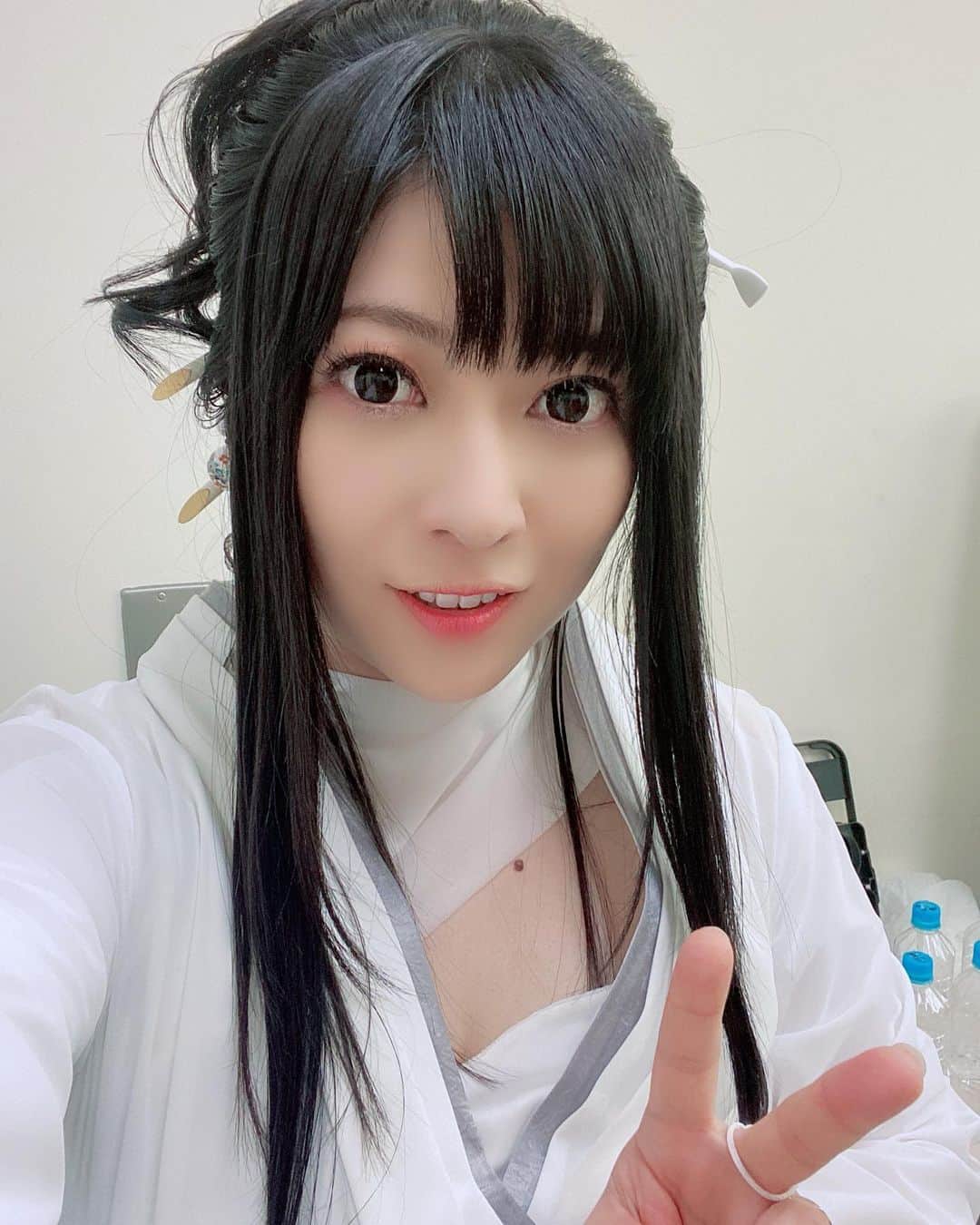 鈴華ゆう子のインスタグラム：「怒涛の日々です。リハの合間にテレビ収録があり、久々の衣装。 #wagakkiband #yukosuzuhana #和楽器バンド #鈴華ゆう子」