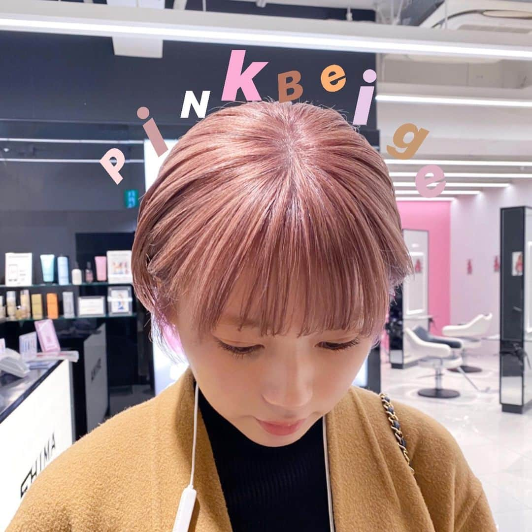 NASUさんのインスタグラム写真 - (NASUInstagram)「@yu_naga_ ❤︎ いつも話が尽きない人🗣👍 pink beige☑︎☑︎🤍 2回のcare bleachとpremium care color❕ pinkをミックスすると肌を明るくみせてくれる✌︎❤︎ イメチェンしたいっ！って思ってる人 多い💯 カウンセリングしてから決定する人も沢山いるので 一緒にnew hair決めましょう🗣🤍 #nasupcolor  #pinkhair」2月7日 12時52分 - nasup