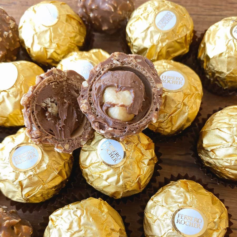 プラザ/PLAZAさんのインスタグラム写真 - (プラザ/PLAZAInstagram)「イタリアを代表するチョコレートブランド『FERRERO』のチョコレート菓子「ロシェ」🌟ヘーゼルナッツを上品なチョコレートと香ばしいウエハースで包んだ、軽い甘さが魅力です❤️ . FERRERO ロシェ T-4 ¥334(税込) T-5 ¥345(税込) T-16 ¥991(税込) フェレロ コレクション T-9 ¥756(税込) . #ロシェ #ferrero #フェレロロシェ  #valentine #バレンタイン #PLAZAスタイル #PLAZAチョコ #chocolate #チョコレート #チョコ #🍫 #PLAZA #プラザ #MINiPLA #MINIPLA #ミニプラ @plazastyle @ferrerorocher_jp」2月7日 12時55分 - plazastyle