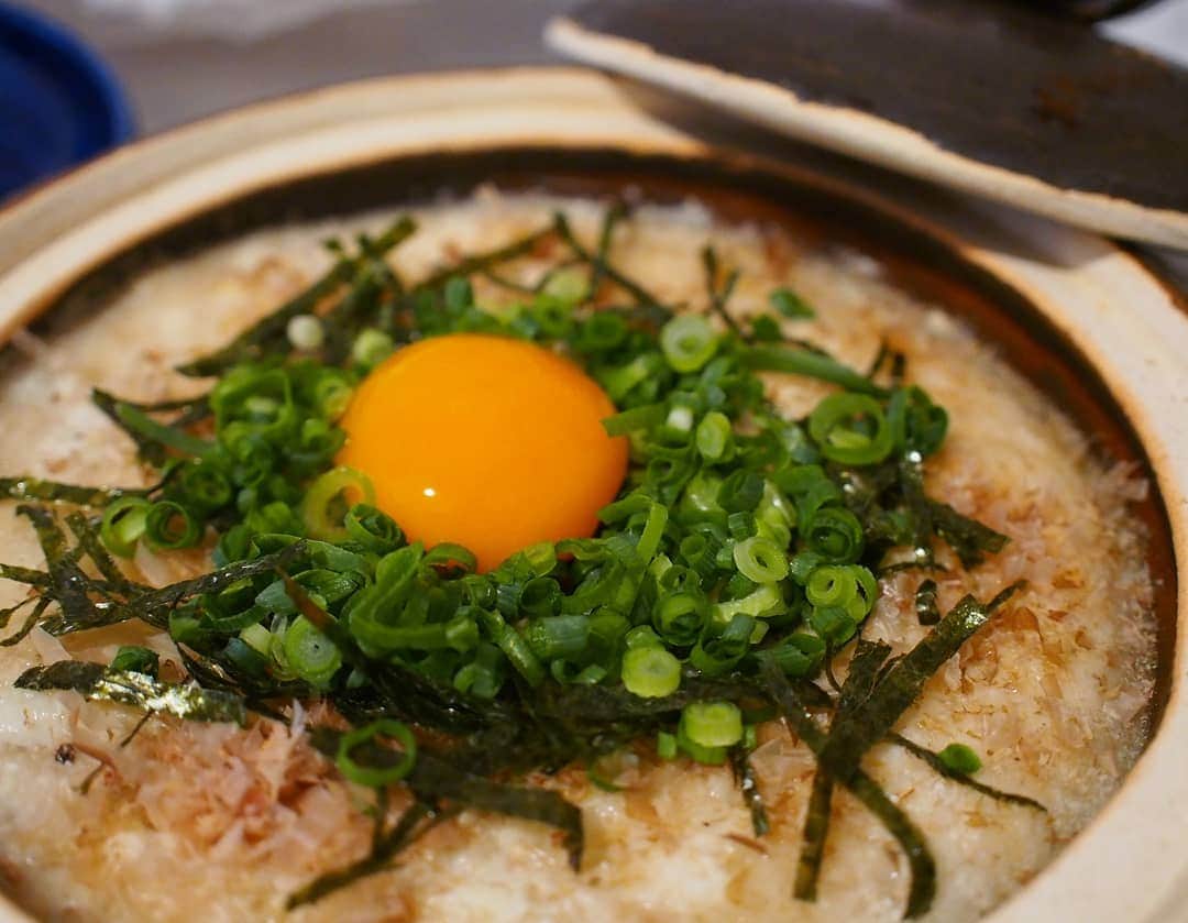 酒井千佳さんのインスタグラム写真 - (酒井千佳Instagram)「* よしたけさん @fumi_yoshitake が 山芋鉄板なるものをのせてるのを見て 美味しそうだなーと作ってみたよ。 山芋かゆいけど美味しいよね。  自作の小さめ土鍋は そのままオーブンに入れられるし便利。  このお盆も好きすぎて 最近ずっと使っているよ。  レシピはよしたけ氏のインスタに載ってるよ。 姉さんの言うとおり もうちょい味付け濃いめでも良かったな。  #吉竹さんちのゴハン のまねっこ #山芋鉄板  #土鍋ごはん #高塚和則 #陶芸作品 #手作り土鍋 #にゃん箸置き #さかいさんちのごはん」2月7日 12時58分 - sakaichikaaaa