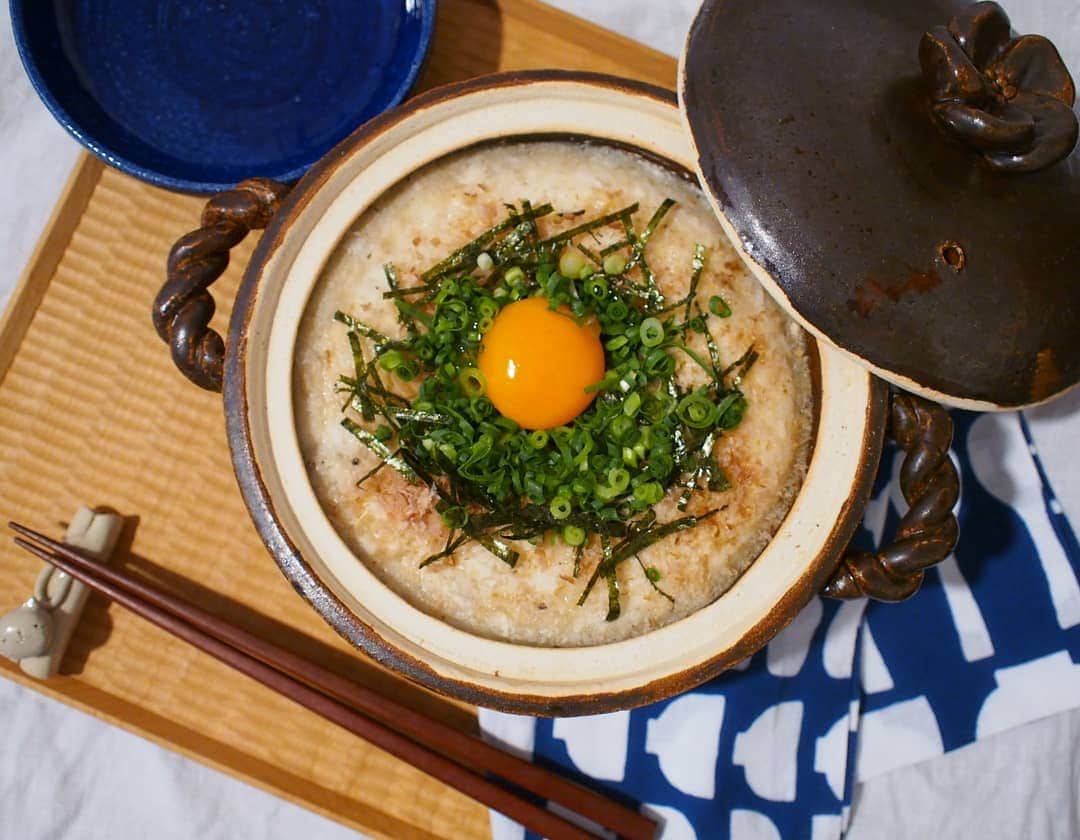 酒井千佳さんのインスタグラム写真 - (酒井千佳Instagram)「* よしたけさん @fumi_yoshitake が 山芋鉄板なるものをのせてるのを見て 美味しそうだなーと作ってみたよ。 山芋かゆいけど美味しいよね。  自作の小さめ土鍋は そのままオーブンに入れられるし便利。  このお盆も好きすぎて 最近ずっと使っているよ。  レシピはよしたけ氏のインスタに載ってるよ。 姉さんの言うとおり もうちょい味付け濃いめでも良かったな。  #吉竹さんちのゴハン のまねっこ #山芋鉄板  #土鍋ごはん #高塚和則 #陶芸作品 #手作り土鍋 #にゃん箸置き #さかいさんちのごはん」2月7日 12時58分 - sakaichikaaaa