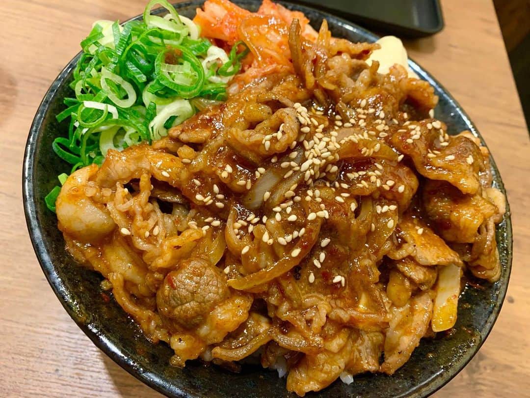 わっきーさんのインスタグラム写真 - (わっきーInstagram)「男2人でがっつりB級グルメ！ 期間限定メニューらしいので、お早めに👍  #伝説のすた丼  #伝説のすた丼屋  #すた丼  #b級グルメ  #どんぶり  #丼  #焼肉  #焼肉丼  #デカ盛り #大食い  #youtube #youtuber #わっきーtv #わっきー #食レポ #飯テロ #飯テログラム #飯テロ動画」2月7日 13時16分 - makoto_ishiwaki