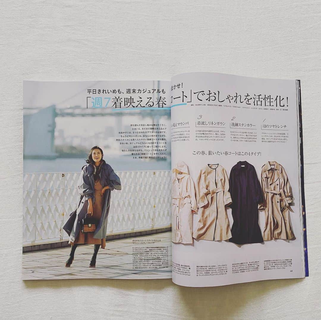 浜島直子さんのインスタグラム写真 - (浜島直子Instagram)「今日発売のLEE3月号🌸  まだ寒い中のロケでしたが、「着映える春コート、欲しい！」と、やいのやいの言いながら楽しく撮影しました。  写真3枚目の、アクアスキュータム×ジャーナルスタンダードレザージュのコートは、私も実際に持っているのですが、これが本当に着やすい！ ザバッと羽織ってすぐキマル💯  今回撮影で着ながら「なるほど、こういうコーデもイケるのね！」とひとりほくそ笑んでいました💋  ぜひお手に取って見てみてください✨ ・ #magazinelee  #lee3月号 #春コート #他にも可愛いのがたくさん #ゼエゼエハアハア🤤💕🧥」2月7日 13時12分 - hamaji_0912