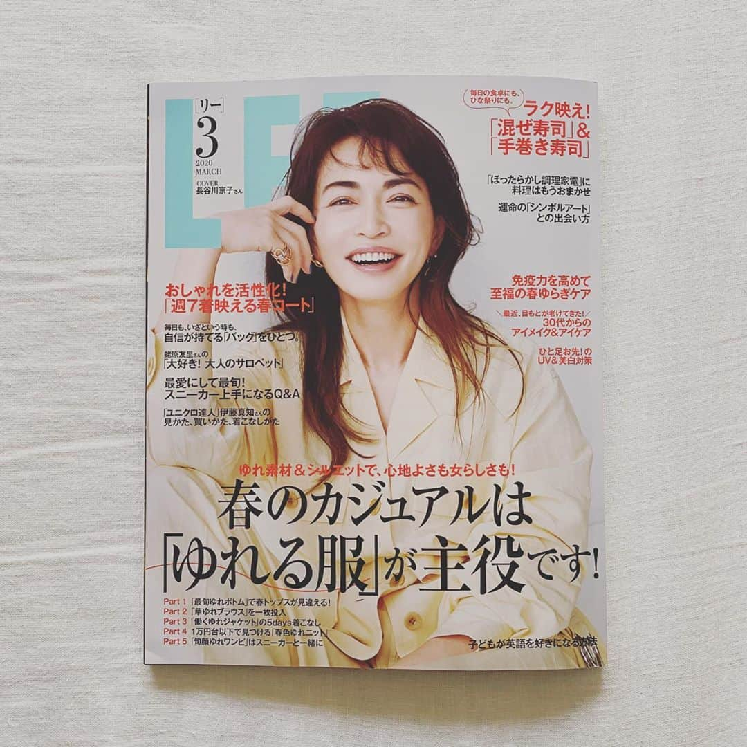 浜島直子さんのインスタグラム写真 - (浜島直子Instagram)「今日発売のLEE3月号🌸  まだ寒い中のロケでしたが、「着映える春コート、欲しい！」と、やいのやいの言いながら楽しく撮影しました。  写真3枚目の、アクアスキュータム×ジャーナルスタンダードレザージュのコートは、私も実際に持っているのですが、これが本当に着やすい！ ザバッと羽織ってすぐキマル💯  今回撮影で着ながら「なるほど、こういうコーデもイケるのね！」とひとりほくそ笑んでいました💋  ぜひお手に取って見てみてください✨ ・ #magazinelee  #lee3月号 #春コート #他にも可愛いのがたくさん #ゼエゼエハアハア🤤💕🧥」2月7日 13時12分 - hamaji_0912