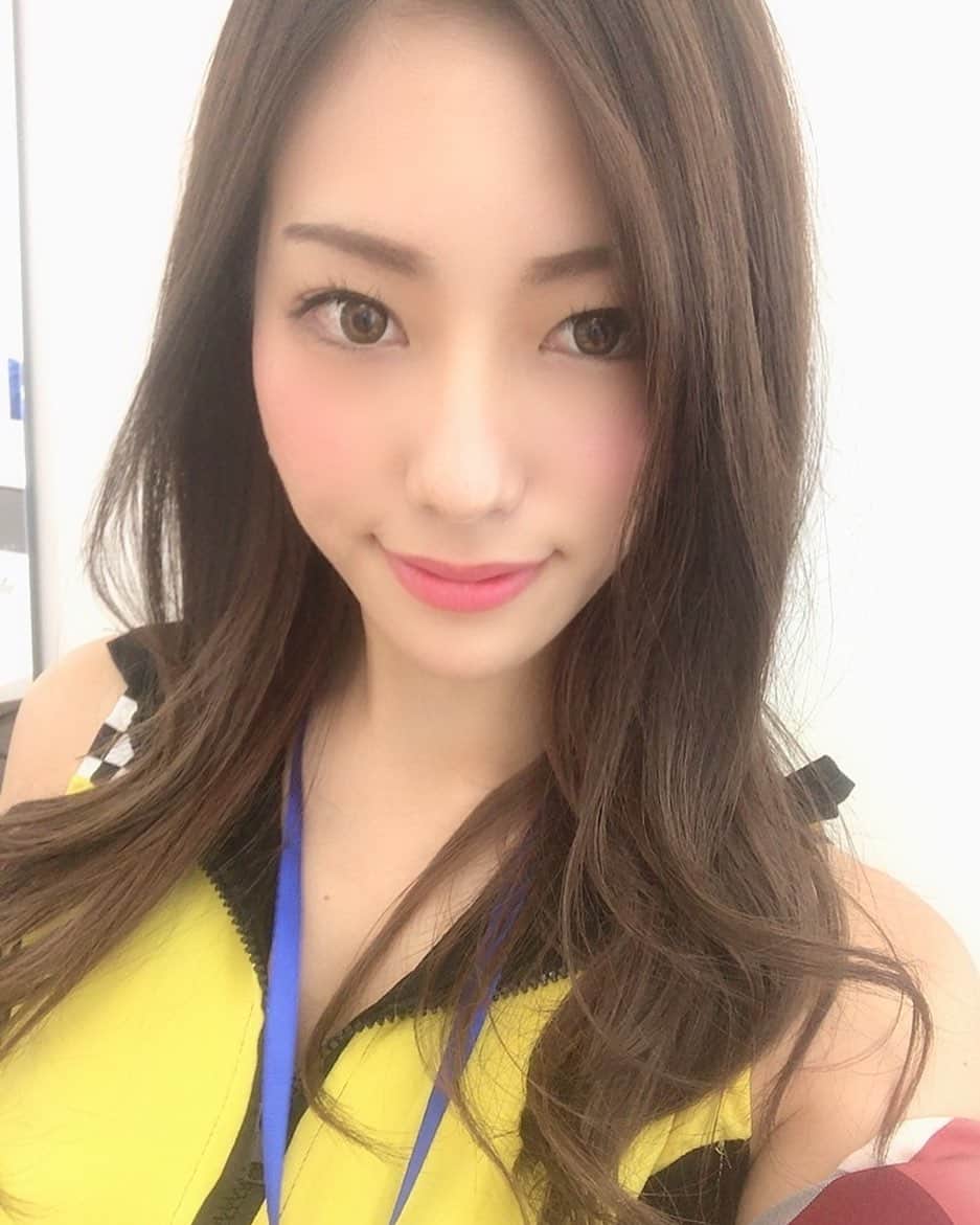のインスタグラム：「お手洗いのライトが盛れますなあ😉 差し入れ少しだけ頂きました💕ありがとう〜 久々の展示会、頑張ってる🙌 ・ ・ ・ #ギフトショー #インターナショナルギフトショー #自撮り　#展示会　#ビッグサイト」