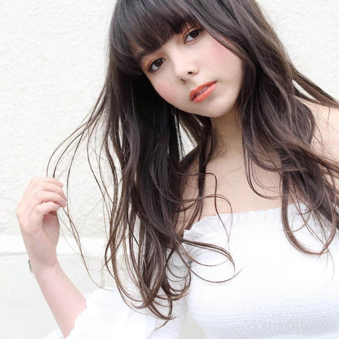 渡部幸也のインスタグラム：「目黒区の今日の最低気温は−2℃だそうです‼️ 本当に寒くなりました💦 サロン内は暖かくしてお待ちしてますので、気をつけていらっしゃってください🙇  そして最近はパーマをするお客様も増えてきました。 セミロングにラフで緩めなパーマをかけると、スタイリングが苦手な方も何となくでも素敵な雰囲気になるので、オススメしています🙆‍♂️ 近々のサロン定休日は10日の月曜日と11日の火曜日です。  それでは皆様からのご予約、お待ちしています🙇  ワタベ  #ヘアスタイル #ヘア #髪型 #ヘアカタログ #ヘアセット #くせ毛風パーマ #透明感カラー #hair #恵比寿美容院 #代官山美容室 #代官山美容院 #美容学生 #中目黒美容師 #代官山美容師 #恵比寿美容師 #中目黒美容室 #中目黒美容院 #恵比寿美容室 #サロンモデル #中目黒ランチ #恵比寿ランチ #hpb_hair #中目黒 #代官山 #恵比寿 #渋谷 #ar_magazine #murua #emoda #americanvintage ✂︎【ELLA】中目黒  東京都目黒区中目黒1-3-5 目黒プリンスコーポ202  トレンドだけではなく、お客様１人１人の似合わせを重視したヘアスタイルを一緒に考えさせていただきます✂︎✂︎✂︎✂︎✂︎✂︎✂︎✂︎✂︎ 初めてお会いするお客様には最初の見た目は話しかけずらそうと言われますが、ご来店していただいてるお客様には実際会ってみると話しやすくと安心した言われ事がほとんどです😅 なのでご安心して、髪の毛のご相談ください✨  ネット予約がいっぱいの時はお手数おかけしますが、お電話でのお問い合わせをお願い致します🙇 03-6452-2150  皆様からのご予約、お待ちしています😊」