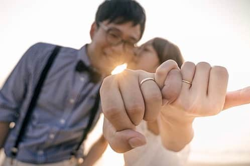 プレ花嫁の結婚式準備アプリ♡ -ウェディングニュースさんのインスタグラム写真 - (プレ花嫁の結婚式準備アプリ♡ -ウェディングニュースInstagram)「前撮りで取り入れたい♡おしゃれなウェディングフォト9選✨ . . ➸➸➸➸➸➸➸💒➸➸➸➸➸➸➸ 本当の料金がわかる✨ ウェディングニュース式場検索 👰 . アプリ： @weddingnews_editor web版： @weddingnews_concierge ➸➸➸➸➸➸➸➸➸➸➸➸➸➸➸➸ . . こちらのお写真は #フォトグラファー @qooga_photo さんからリグラムさせていただきました🌟ありがとうございました😊✨ . . #前撮り に取り入れたい♡qooga_photoさんの素敵な #ウェディングフォト ♩ . カバーは結婚式BGMで大人気💕 #RADWIMPS の【いいんですか？】が収録されたアルバムのジャケット写真を再現したユニークなショットです😍✨ . クオリティが高くて、ファンの方にはたまらない1枚ではないでしょうか❤ . RADWIMPSのいいんですか？といえば👀💕 #君の名は の主題歌 #前前前世 と同じくらい、人気の結婚式BGMの1つとして名高い曲なんです😘 . 『いいんですか いいんですか こんなに人を好きになっていいんですか』 . 『いいんですよ いいんですよ あなたが選んだ人ならば』 . という歌詞がとても印象的で、青春の1曲✨なんて方も多いのではないでしょうか☺️💓 . 2枚目には撮影の裏側も掲載しているので要チェックですよ❣️😍 . ほかのフォトもとても素敵なので、ぜひスワイプ👉🏻してみてくださいね♩ . . . . ＼📷投稿お待ちしています／ . 花嫁はもちろん、業者さんも大歓迎✨ アナタのお写真をご紹介してもOKという方は、ぜひ #ウェディングニュース にお写真を投稿してください💕 . . ⬇︎関連アカウント⬇︎ . 🕊メインアカウント 【 @weddingnews_editor 】 . 💒インスタグラムで式場探し 【 @weddingnews_concierge 】 . 👰花嫁から式場探し 【 @weddingnews_brides 】 . . その他、編集部からの連絡専用 @weddingnews_contact や、スタッフ個人の連絡用として @WN_xxxx（xxxは個人名）があります💕 . . …………………………… ❤️ウェディングニュースとは？ …………………………… . 花嫁のリアルな”声”から生まれた、花嫁支持率No1✨スマホアプリです📱💕 . . 🌸知りたい… #結婚式準備 に役立つ記事を毎日150件配信中♩ . 🌸見たい… インスタの #ウェディング 系投稿TOP100が毎日チェックできる＊IG画像の複数ワード検索も可♩ . 🌸叶えたい… 式場をはじめとした  #結婚式 関連の予約サイトが大集合♩ . 🌸伝えたい… 自分の結婚式レポ『マイレポ』が簡単に作れる♩卒花嫁のレポが読める♩ . . @weddingnews_editor のURLからDLしてね✨ . . . #プレ花嫁 #花嫁 #ウエディング  #プレ花嫁準備 #2020秋婚 #フォトウェディング #ロケーションフォト #新郎新婦 #音楽 #野田洋次郎 #愛妻弁当 #カップルフォト #2020春婚 #2020夏婚 #結婚式前撮り #日本中のプレ花嫁さんと繋がりたい #2021春婚 #結婚写真 #ラッドウィンプス」2月7日 14時00分 - weddingnews_editor