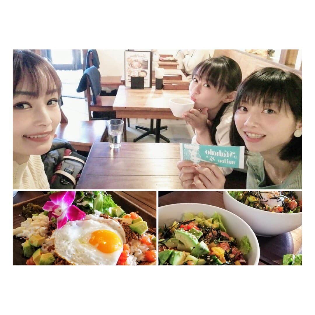 柳野玲子のインスタグラム：「お仕事前、束の間のひととき🥰 元気と癒しを与えてくれる大好きな２人です💞 お酒好きな私へ素敵なお祝いも…😍 いつも本当にありがとう💞 今日も頑張るぞー😊✨ #ほっこり #女子会 #ランチ #癒しの時間 #お祝い #お酒好き女子 #ありがとう #感謝」