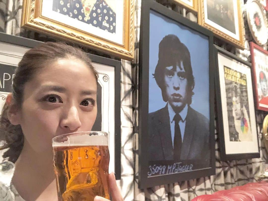 中田あすみさんのインスタグラム写真 - (中田あすみInstagram)「無事帰国しました！✈️ こちらはロケ終了後、美味しいビールでニンマリしている様子🍺  そしてそして、お知らせです！  ピンキーマカロンが帰ってきます！！ 2/16 NHK BSプレミアム 午前8:00〜 「ワンワンパッコロ！キャラともワールド」にピンキーマカロンが出演します☺️ 何とビットワールドを飛び出しての放送です！ ぜひご覧下さいー！  #海外ロケ #無事帰国 #クラフトビール #ビットワールド #ピンキーマカロン #ワンワンパッコロキャラともワールド #帰ってきたピンキーマカロン #もう次はいつ帰ってくるのかわからないので是非ご覧下さい」2月7日 14時05分 - asumi.nakada