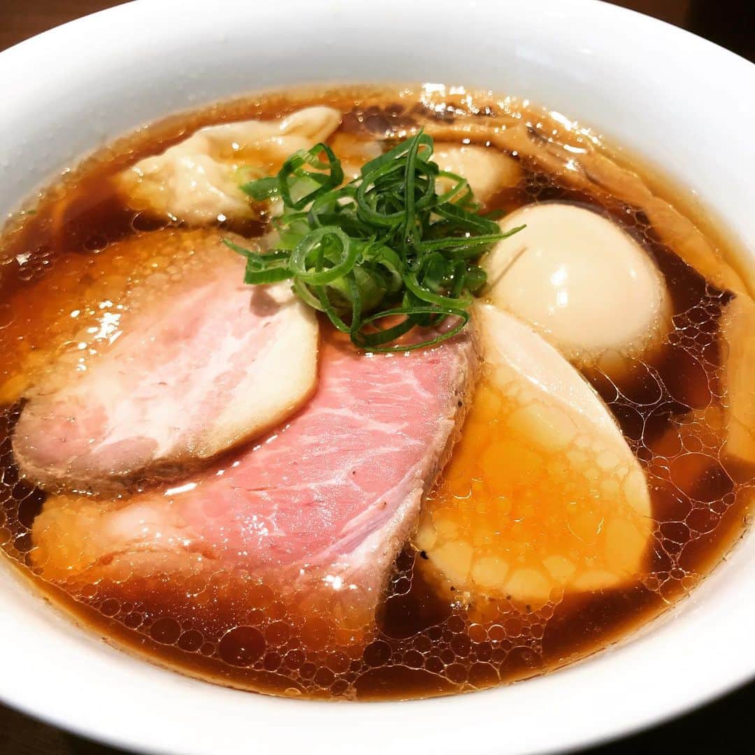 桜井誠のインスタグラム：「41歳最初の食事はらぁ麺すぎ本の特製醤油らーめん 佐野実さんの意志を継ぐ名店。 とてつもなくうまかったです。 一杯千円程度の幸せをいつまでもありがたく頂くことができるように、たくさん働き、健康にも留意し、生きていければいいなと思う今日この頃です。と言いつつ旨すぎてスープ完飲しました。。 #誕生日　#ラーメン　＃麺活」