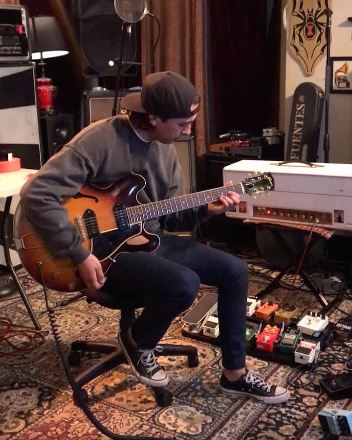 ヴィック・フエンテスのインスタグラム：「One of my fav warm up riffs. Anyone guess the song?」