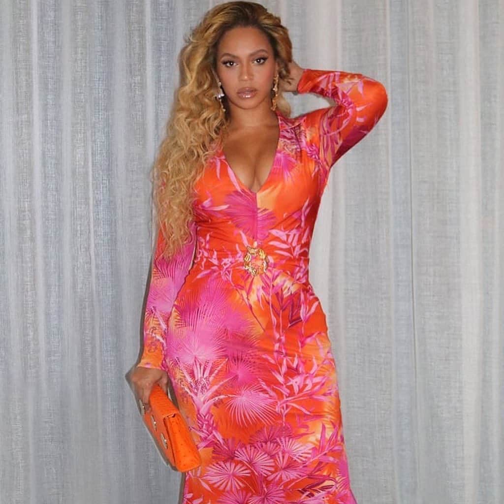 のインスタグラム：「S/O to @beyonce rocking that one of one @cccxxxiii clutch. It’s another @mrking masterpiece. Thank you to our partner @ugomozie, for making it happen. They are a magical force. @dyrdekmachine #doordier #manufacturingamazing」