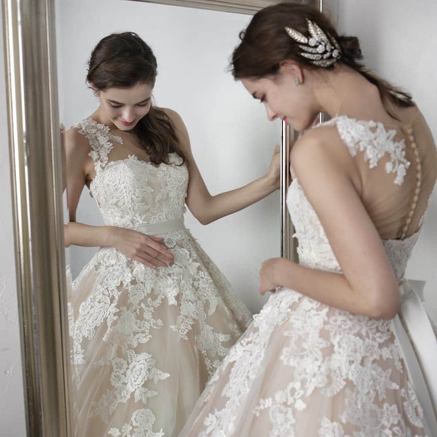 LAVIEEN ROSE Weddingのインスタグラム：「﻿ Romantic♡﻿﻿ cotton﻿﻿ Flower lace　🌸﻿ ﻿﻿ ﻿ 透き通る春の光に寄り添う、﻿ 優しい色あいと素材の質感。﻿﻿ ニュアンスのある色を重ねて楽しむ、﻿ #weddingdress﻿﻿ ﻿#ニュアンスカラー﻿ #pink  Dress…﻿﻿ バーサ﻿ #brianchen ﻿ 🌷﻿🌷﻿🌷﻿ ﻿ #ウェディングドレス#カラードレス#ウェディングフォト#花嫁フォト#結婚式写真#レースドレス#チュールドレス#リボンドレス#チュールドレス#ホテル婚#大人婚#入籍#入籍しました#卒花嫁#大人花嫁#静岡花嫁#フォトウェディング#プレ花嫁#2020冬婚#2020春婚#2020夏婚#2020秋婚#2021冬婚#ラビアンローゼ」
