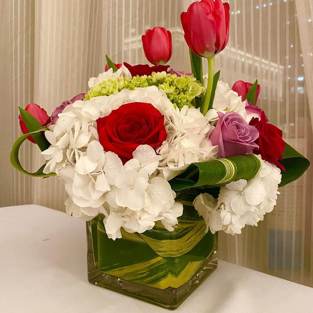 工藤静香さんのインスタグラム写真 - (工藤静香Instagram)「愛する人に愛を伝える事ができるロマンティックな２月に生まれた皆様　お誕生日おめでとうございます💕  皆さんがそれぞれ、大切な人に愛の告白ができますように💕💕 いただいたお花にチューリップが！ 日が経つごとに、チューリップだけが伸びて楽しいですね。」2月7日 14時26分 - kudo_shizuka