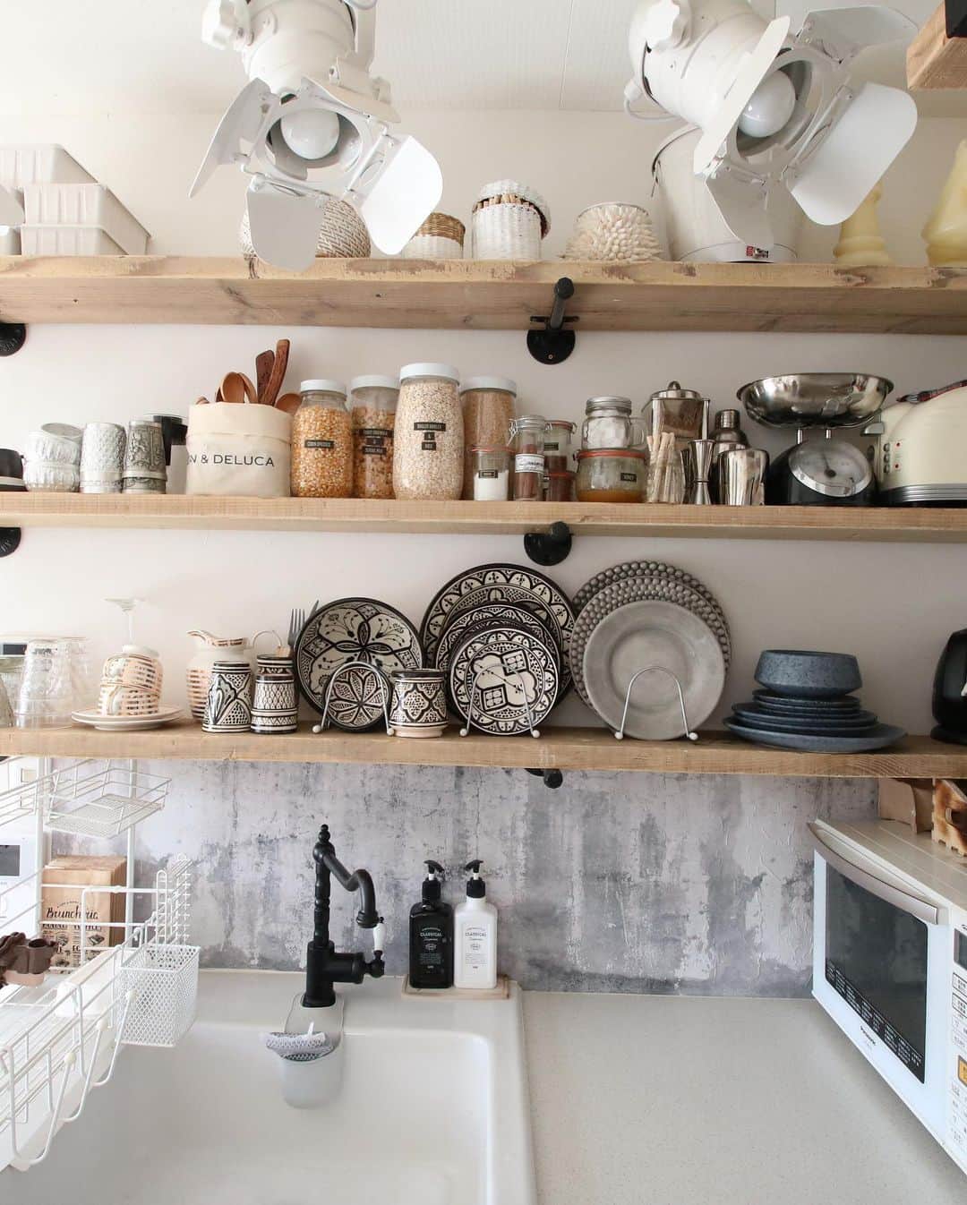 S.W.R-vintage alphabet-さんのインスタグラム写真 - (S.W.R-vintage alphabet-Instagram)「こんにちは♪ 我が家のkitchenのroomtourを投稿しました( ｰ̀ωｰ́ )  kitchenの衝撃的beforeも載ってます♪ ぜひ見てみてね😆 . .  #interior #house #myhome  #リノベーション #homedecor #自然素材  #interiordesign #instahome #interiordecor #furniture#ボヘミアン#ボヘミアンインテリア#boho#bohoインテリア#bohemian#bohemianstyle #bohemianhome #bohostyle #bohointerior #リゾートインテリア#ジプシーリゾート#空間デザイン」2月7日 14時22分 - swaro109