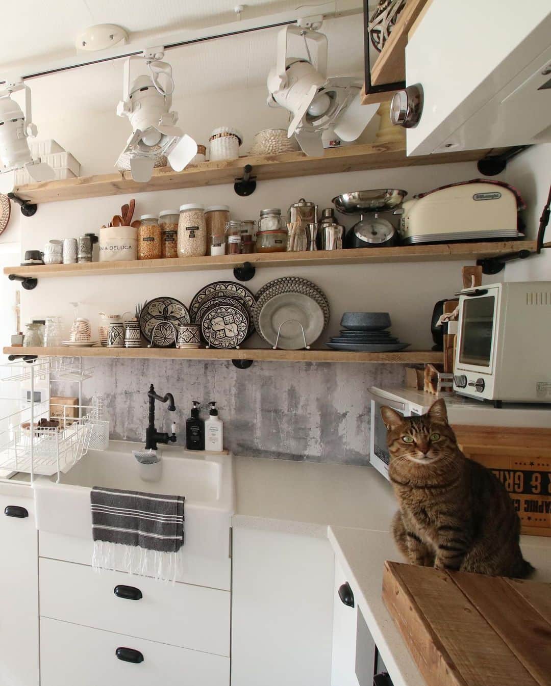 S.W.R-vintage alphabet-さんのインスタグラム写真 - (S.W.R-vintage alphabet-Instagram)「こんにちは♪ 我が家のkitchenのroomtourを投稿しました( ｰ̀ωｰ́ )  kitchenの衝撃的beforeも載ってます♪ ぜひ見てみてね😆 . .  #interior #house #myhome  #リノベーション #homedecor #自然素材  #interiordesign #instahome #interiordecor #furniture#ボヘミアン#ボヘミアンインテリア#boho#bohoインテリア#bohemian#bohemianstyle #bohemianhome #bohostyle #bohointerior #リゾートインテリア#ジプシーリゾート#空間デザイン」2月7日 14時22分 - swaro109