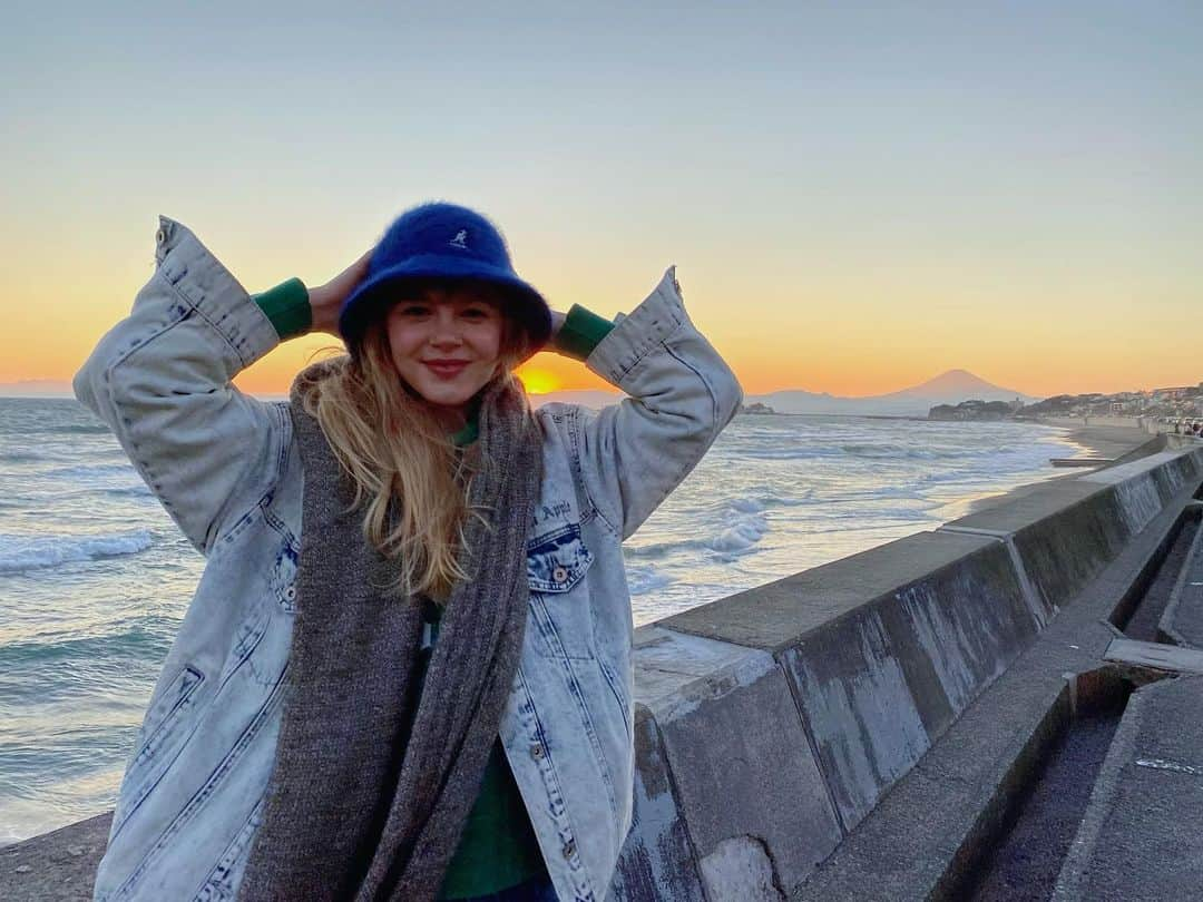 ラズドゥミナヴィオレッタさんのインスタグラム写真 - (ラズドゥミナヴィオレッタInstagram)「🌊💛🌿🌎☀️🕊﻿ ﻿ ﻿- where are you?﻿ - here﻿ - when are you ?﻿ - now﻿ - who are you ?﻿ - this moment... ©」2月7日 14時25分 - violapolt