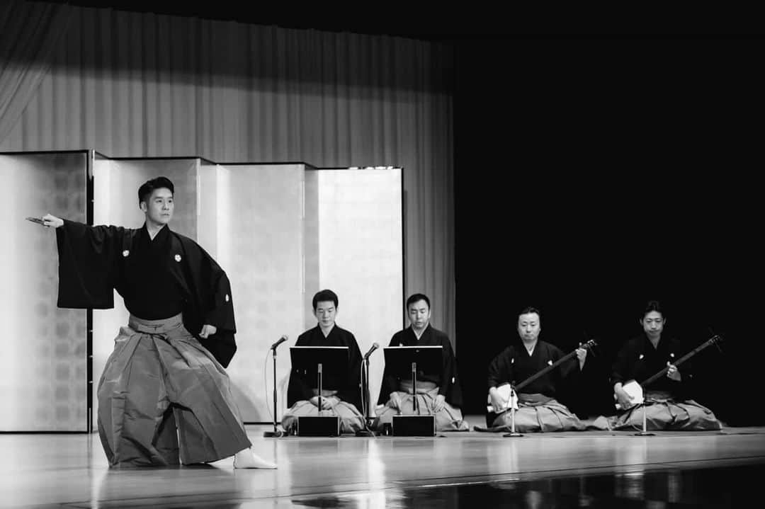 梅川壱ノ介（舞踊家）のインスタグラム：「第一部 《清元 梅の春》 ￣￣￣￣￣￣￣￣￣￣￣￣￣￣￣￣￣￣￣￣￣￣￣￣ お披露目会の幕開けは《清元 梅の春》を踊らせて頂きました。  清元の特有の江戸の雰囲気、踊り回し、音楽の使い方、難しさを感じながらも、今の僕の梅の春を観て頂きました。  本当にありがとうございました。  Photos by @cotaroishii  #梅川壱ノ介後援会  #梅川壱ノ介  #日本舞踊 #梅 #清元」