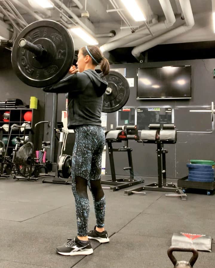仲里依紗のインスタグラム：「新しいウェアで キツネさん🦊と久々クロスフィット大会🏃‍♀️🏃❣️いつもこの調子で楽しくやってます笑😂✨ . 私は指を怪我してたから あやさんに負担こないメニューに変更してもらいながらやりました❗️✨👍 . @reebokjp  @reebokclassicjp  #crossfit」