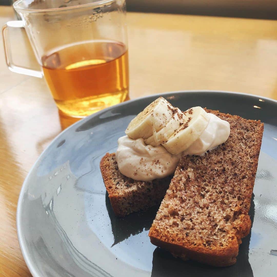 CARINA（日向カリーナ）さんのインスタグラム写真 - (CARINA（日向カリーナ）Instagram)「大好きなvegetarian cafe☕️🌿 ここのグルテンフリーのバナナケーキが最高🧁」2月7日 14時48分 - carina_hinata