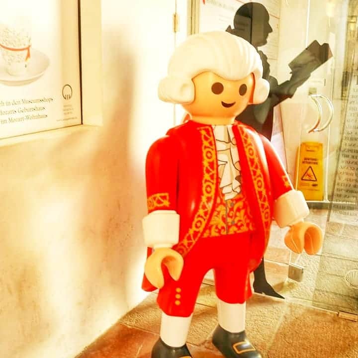 旅行比較サイト・トラベルコ 理想の旅を、いちばん安く。さんのインスタグラム写真 - (旅行比較サイト・トラベルコ 理想の旅を、いちばん安く。Instagram)「そして #ザルツブルク といえば、#モーツァルト が生まれた #音楽の都 🎹📯🎻。新市街にある #モーツァルトの住居 ではこんなかわいい子（#レゴ ではなくドイツ生まれの #プレイモービル ）が出迎えてくれました❤️ *﻿ *﻿ *﻿ あなたが訪れた旅先での写真に《 @travelko_chan 》《 #トラベルコ 》《 #travelko 》とタグ付けして投稿してみてください！こちらのアカウントで紹介させていただくかもしれません♪﻿ *﻿ *﻿ *﻿ #オーストリア #austria #salzburg #mozart #europe #playmobil #海外旅行 #travel #trip #sightseeing #フォトジェニック #旅行好きな人と繋がりたい #女子旅 #一人旅 #instatravel #travelgram #travelko #トラベルコ #トラベルコちゃん﻿ @my_austria_bucket_list @visitaustria @visitsalzburg」2月7日 14時49分 - travelko_official