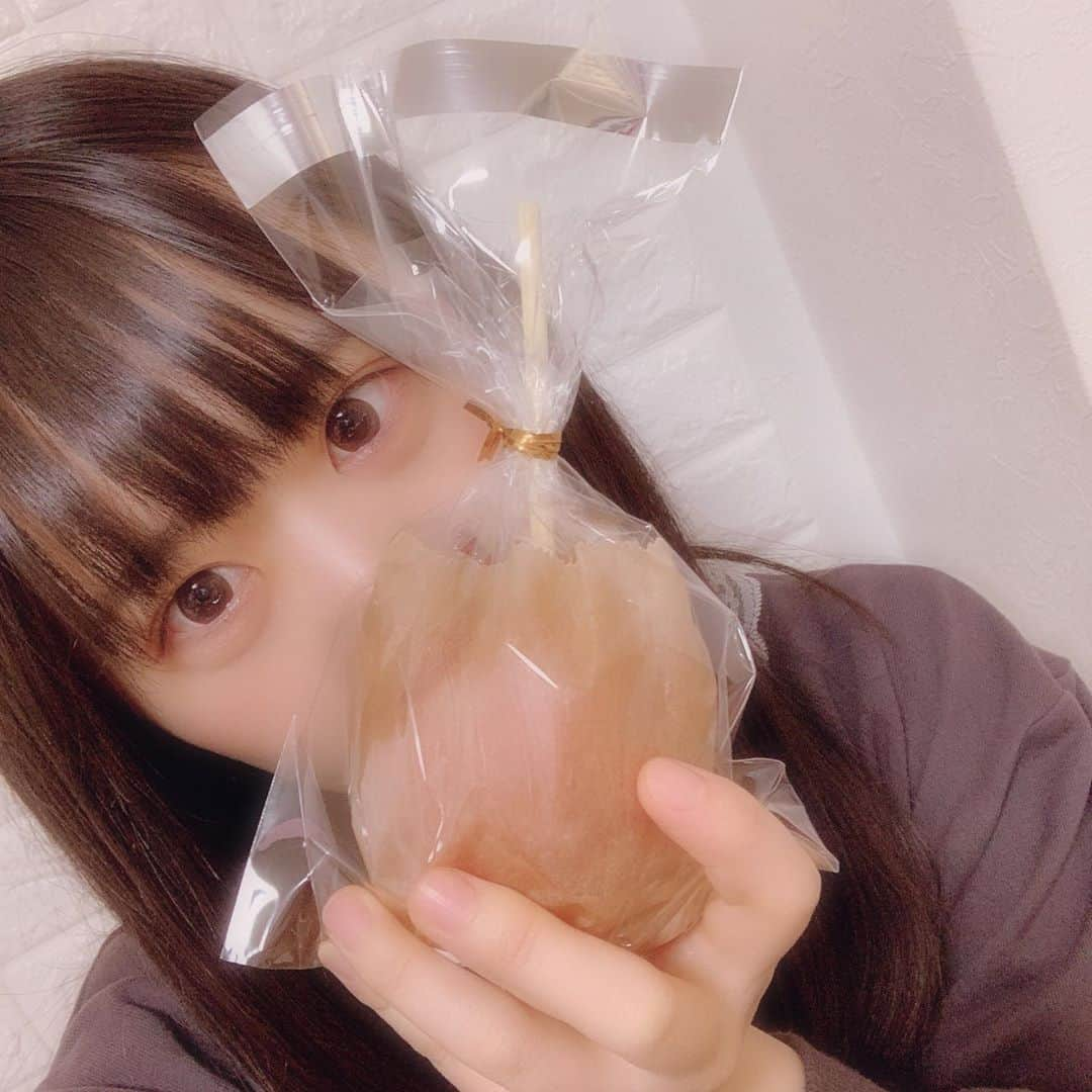 海月咲希さんのインスタグラム写真 - (海月咲希Instagram)「りんご飴専門店ってのがあるんだよ🍎 #りんご飴 #りんご飴専門店ポムダムールトーキョー #冷やしてから食べるのが美味しい食べ方らしい」2月7日 14時49分 - saki_mitsuki