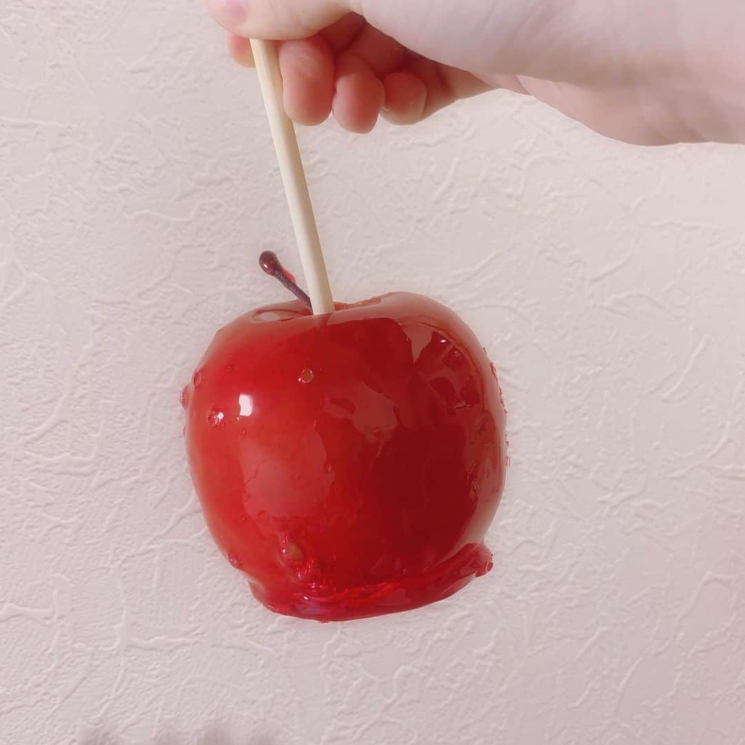 海月咲希のインスタグラム：「りんご飴専門店ってのがあるんだよ🍎 #りんご飴 #りんご飴専門店ポムダムールトーキョー #冷やしてから食べるのが美味しい食べ方らしい」