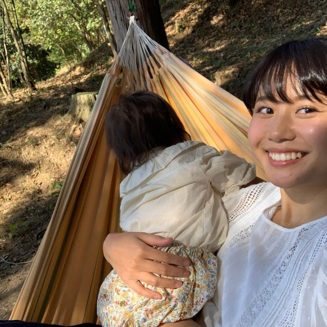 鈴木あすなのインスタグラム：「お金の使い方を最近すごく考えるようになった。 . #買い物は投票  #ゼロウェイスト . を読んでから、ますます買う責任を感じ始めたから。 . 「どうお金を使うか」「何にお金を使うか」を考えると、どう生きたいか、どう暮らしたいかにかかわってくる。 . 一度真剣に考えてみた。 . いつかはマイホームがほしいけど都会に住みたいわけではないし、高級品に囲まれて暮らすのもあまり幸せを感じない。好きなブランドはあるけれど、いわゆる高級ブランドではなくなった。 . 日々の小さな幸せを感じながら、休みの日は家族で自然の中に遊びに行ったり、たまには素敵な国や宿に旅行に出かけて感性をみがきたい。 . お家ごはんが楽しいから外食は本当に少ないし、洋服は長い間着れそうな質の良いものを年に数枚買うだけで十分。 . だとしたら、今お金を使っているのは日々の消耗品たち。(食材、洗剤類、ペーパー類、化粧品、掃除道具などなど) . 何気なくお金を使っているものを見直して、環境に配慮している会社を応援し、子供たちの未来に投資したいと思った。 . 私の両親は私が小さい頃から「お金はたくさんいらない。」と言っていた。 . そんな両親は昔からあしながさんに寄付をしていた。 . あしなが育英会とは、 (※以下あしなが育英会より抜粋) 病気や災害、自死（自殺）などで親を亡くした子どもたちや、親が重度障害で働けない家庭の子どもたちを支える民間非営利団体です。国などからの補助金・助成金は受けず、すべて寄付金で運営しています。ご寄付の９割以上は個人の方からです。 . 昔はそんな余裕があるならお小遣いをくれたらいいのに、と思っていたけれど(最低な子供ですね(´･_･`))、今は素晴らしい活動だなと身内ながら尊敬している。 . 今週は久しぶりのオフ。 家の中を見渡して、私も何か社会のため、地球のためにできることを出来るだけ考えてみたいと思います。 . またシェアしますね。 . #出来ることを出来るだけ #私に出来ること」