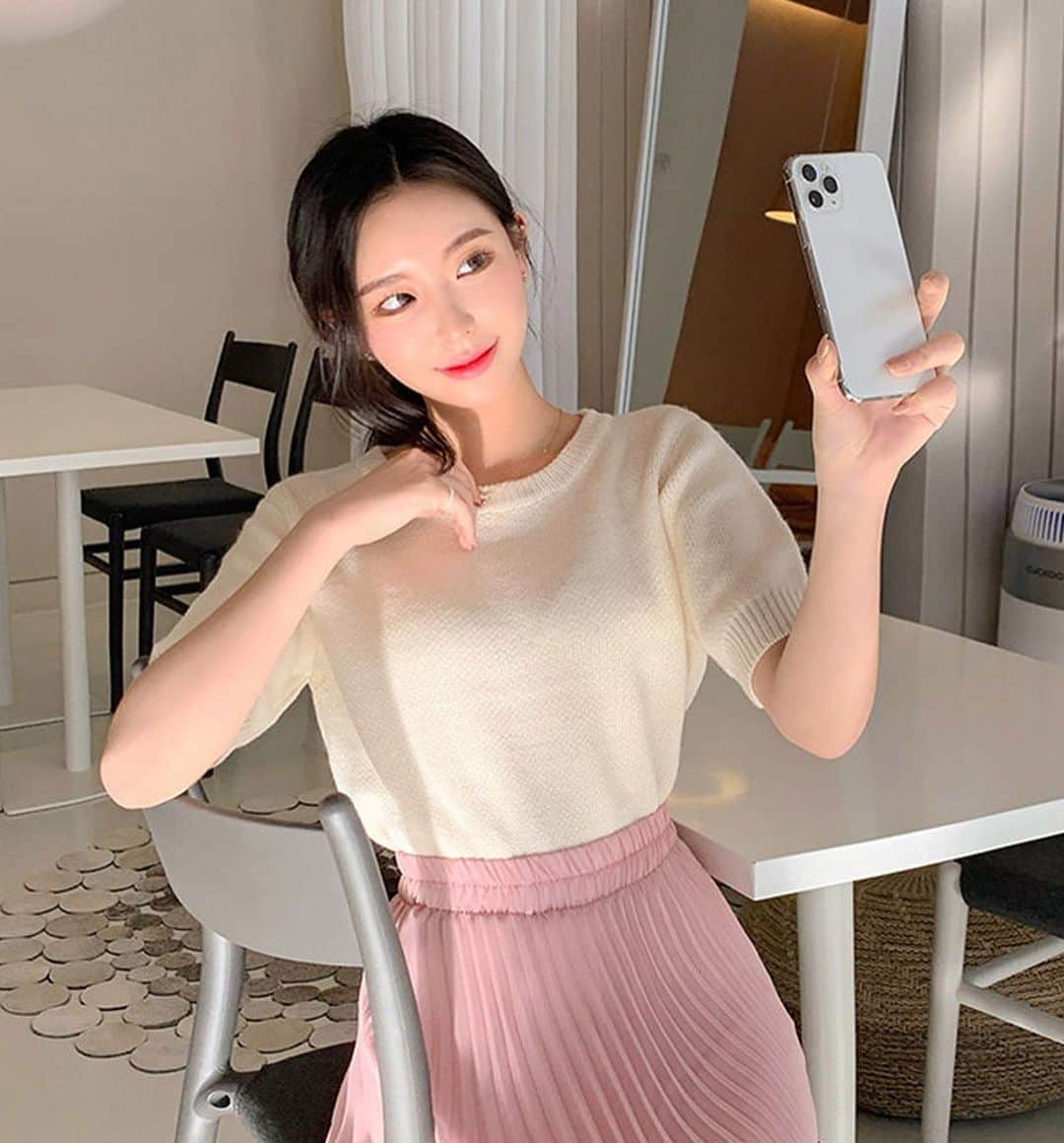 Chuuのインスタグラム：「살랑살랑 러블리한 플리츠 롱 스커트가 올라왔어요💕💕 색감맛집 아니랄까봐 < 소라,블랙,민트,크림,아이보리,핑크 > 우리 츄멤님들이 좋아하는 컬러들 가득 있으니 언능 보러오세효✨」
