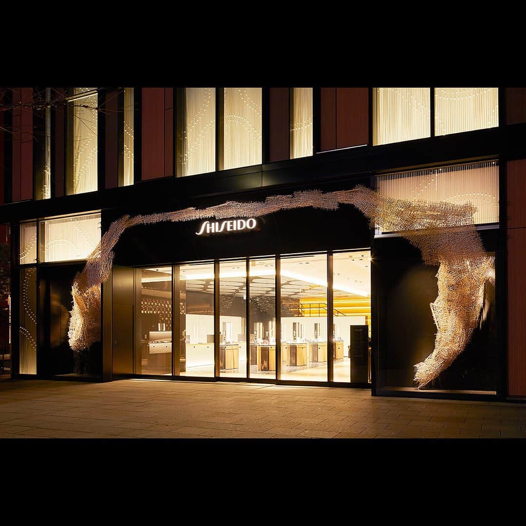 SHISEIDO THE GINZAさんのインスタグラム写真 - (SHISEIDO THE GINZAInstagram)「【SHISEIDO THE STORE ウィンドウギャラリー】 SHISEIDO THE STOREのエントランスに、約24,000本の割り箸を用いたインスタレーションが出現。 『箸コンストラクション』と名付けられた作品は、川俣正氏によるもの。  SHISEIDO THE STOREウェブサイトに、川俣氏のインタビューを掲載しています。 https://thestore.shiseido.co.jp/article/4645/  PHOTO: Nacasa & Partners Inc.  #shiseidothestore #川俣正 #tadashikawamata #箸コンストラクション #アート #art #ウィンドウギャラリー #windowgallery #銀座 #ginzatokyo」2月7日 15時08分 - shiseidothestore