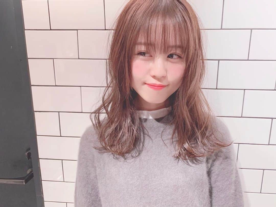 日岡なつみのインスタグラム：「髪切った〜染めた〜 実際の色これくらい(2枚目)💁🏻‍♀️加工ってすごい」