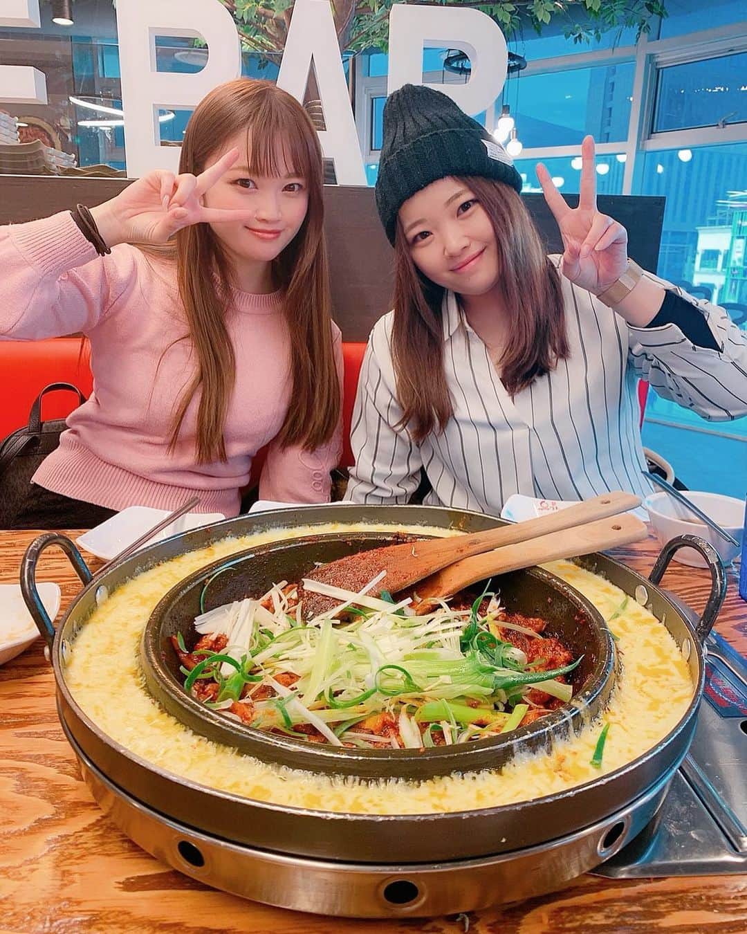 平林あずみさんのインスタグラム写真 - (平林あずみInstagram)「❤︎ ユガネのチーズダッカルビ♡ めっちゃ美味しかったぁ〜🤤♥️ 食べたい🐱💕 今までそんなにチーズダッカルビ好きって思ってなかったけど、ここのめっちゃ美味しかった♥️ なかよしな妹🥰✌️ * #韓国 #korea  #韓国旅行 #ユガネ #ユガネタッカルビ #ユガネ #チーズダッカルビ #チャーハンも美味しかった #韓国グルメ #韓国料理 #🇰🇷 #仲良しな妹 #姉妹 #思い出写真」2月7日 15時30分 - azumin0415