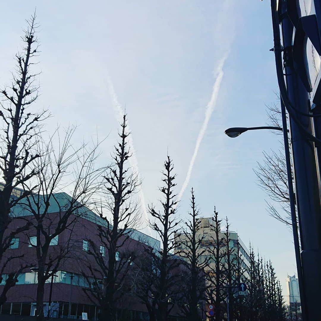 置鮎龍太郎さんのインスタグラム写真 - (置鮎龍太郎Instagram)「飛行機雲が、Vの字斬り～！」2月7日 15時35分 - chikichikiko